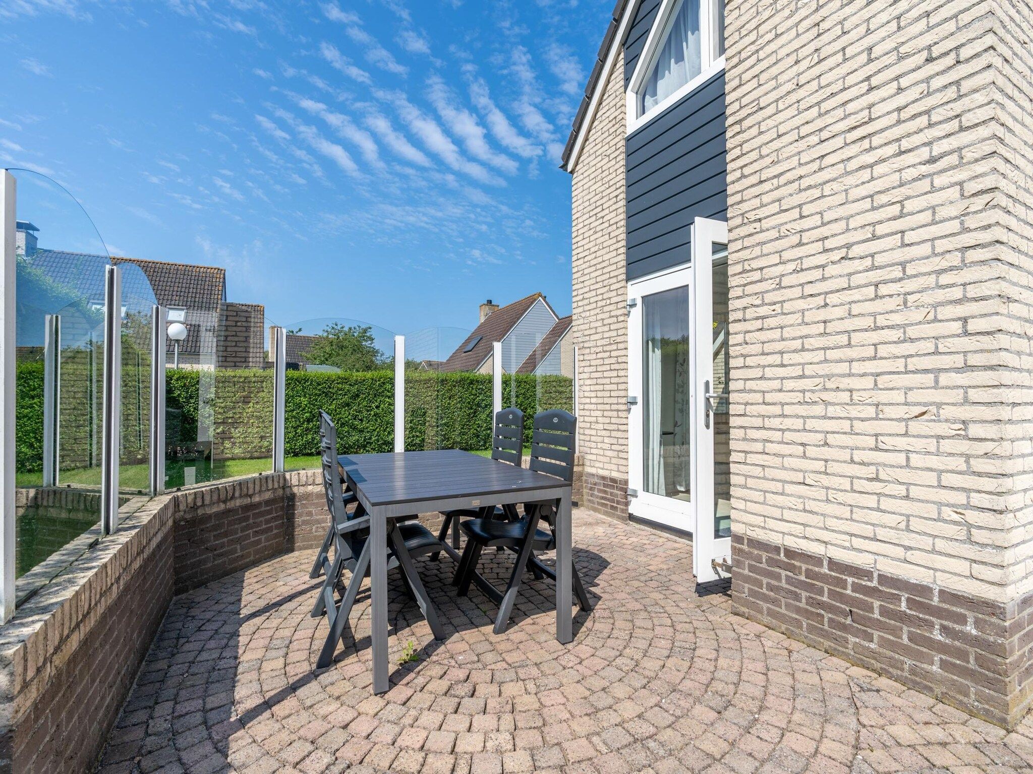 Het terras van Kamperfoelie 77 in De Koog