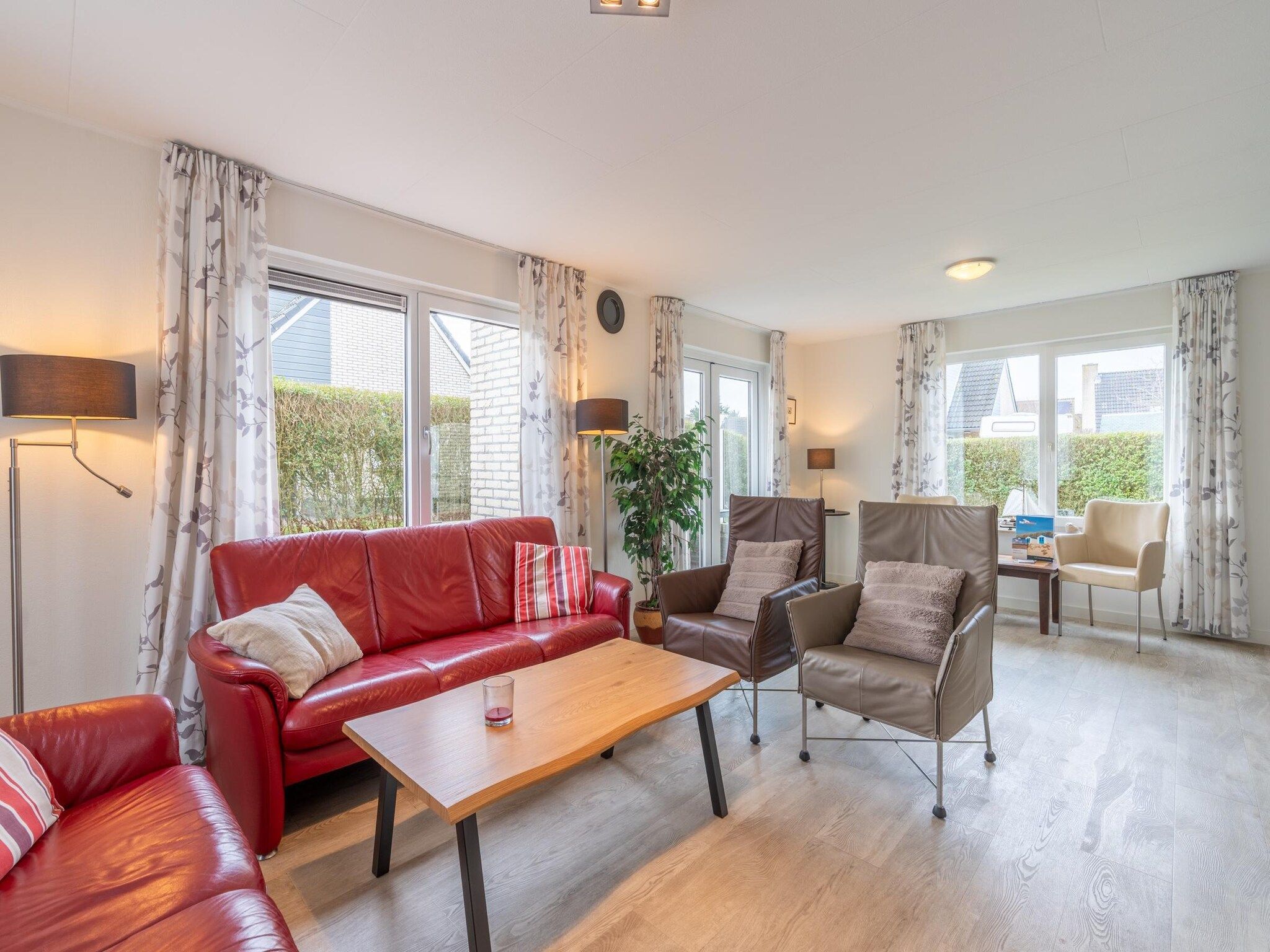 De woonkamer van Kamperfoelie 77 in De Koog