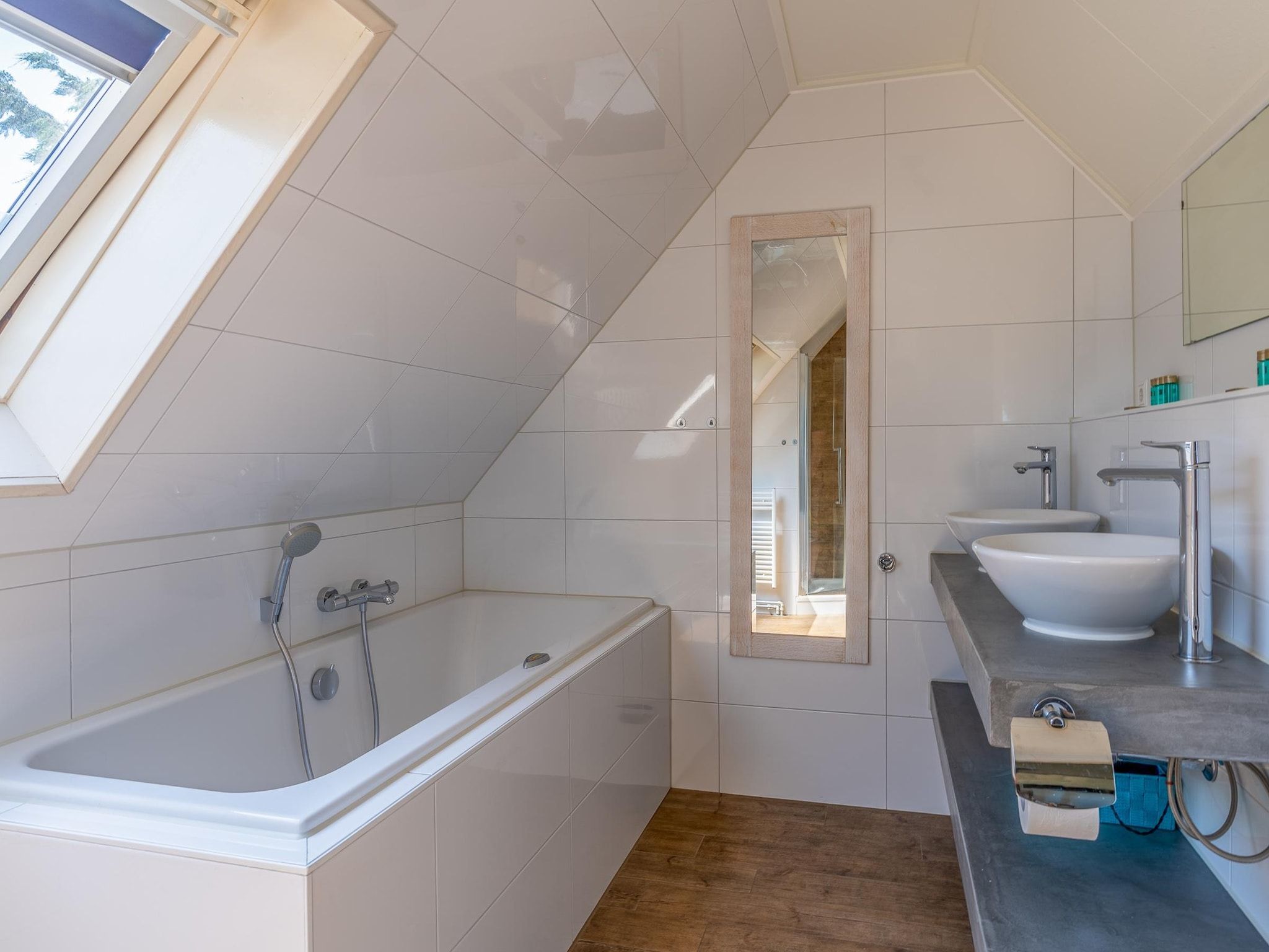 De badkamer van Kamperfoelie 71 in De Koog
