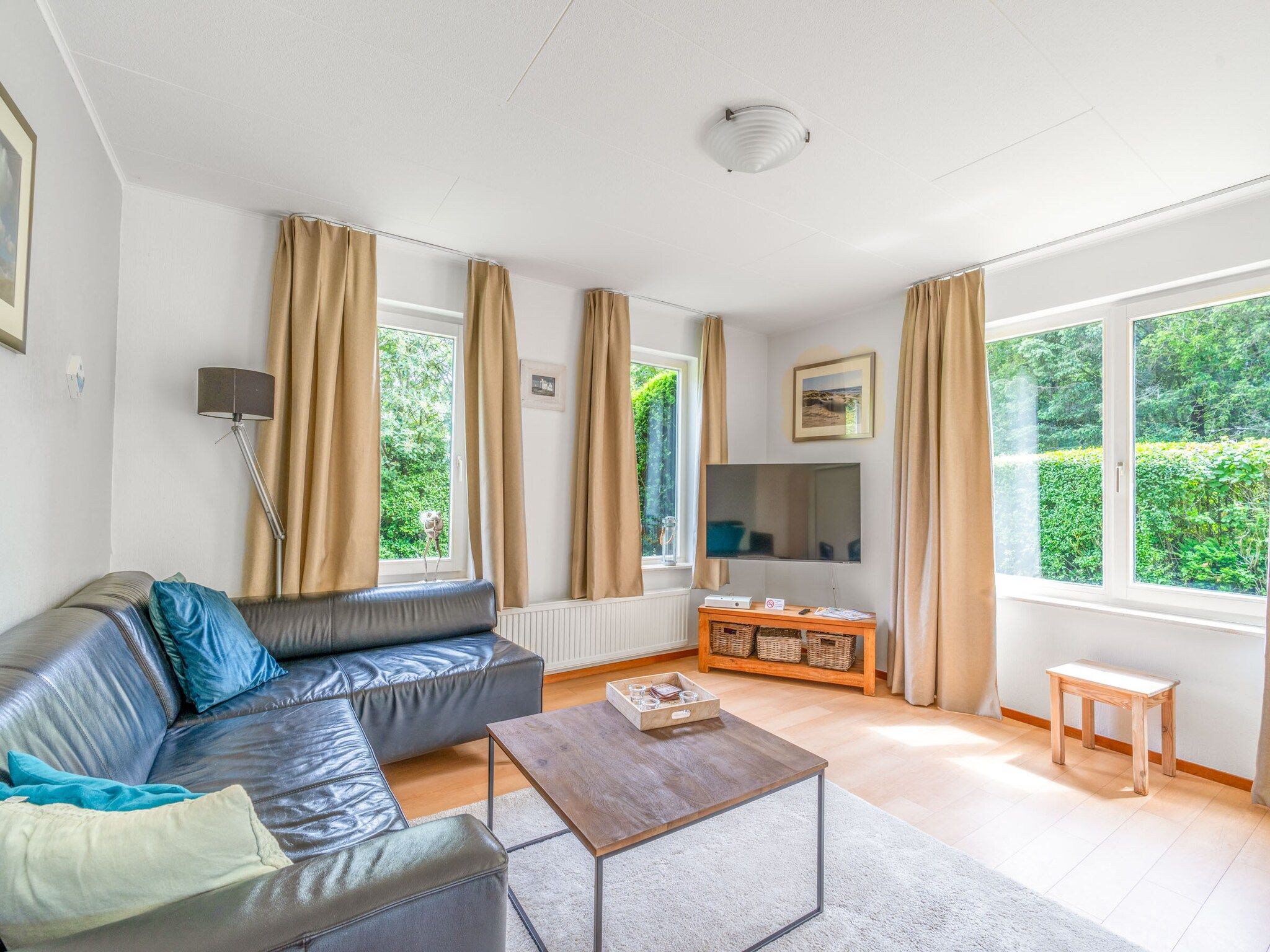 De woonkamer van Kamperfoelie 85 in De Koog
