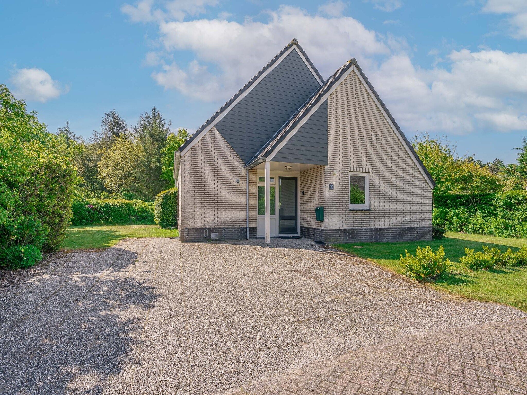 De buitenkant van Kamperfoelie 85 in De Koog