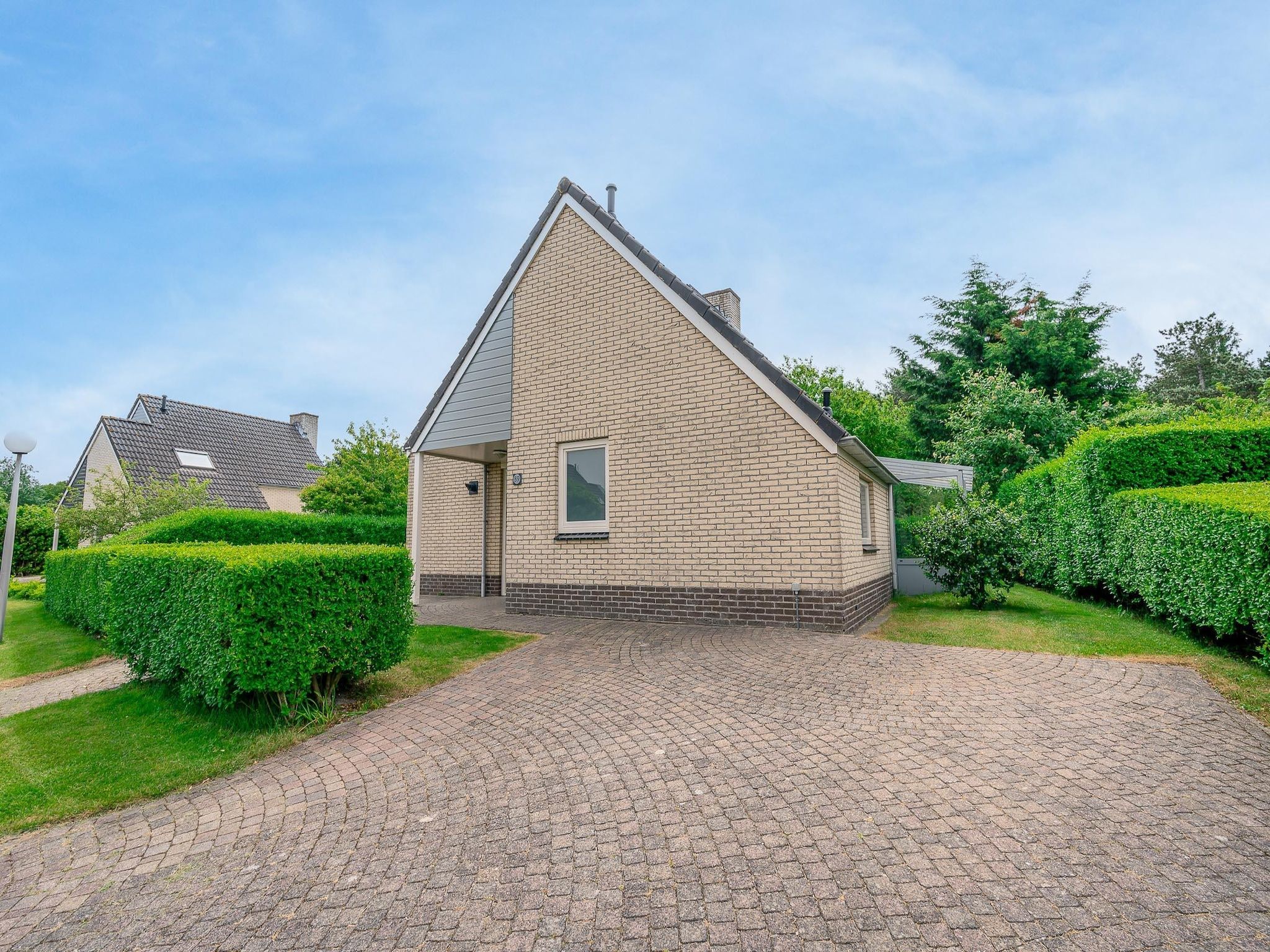 De buitenkant van Kamperfoelie 89 in De Koog