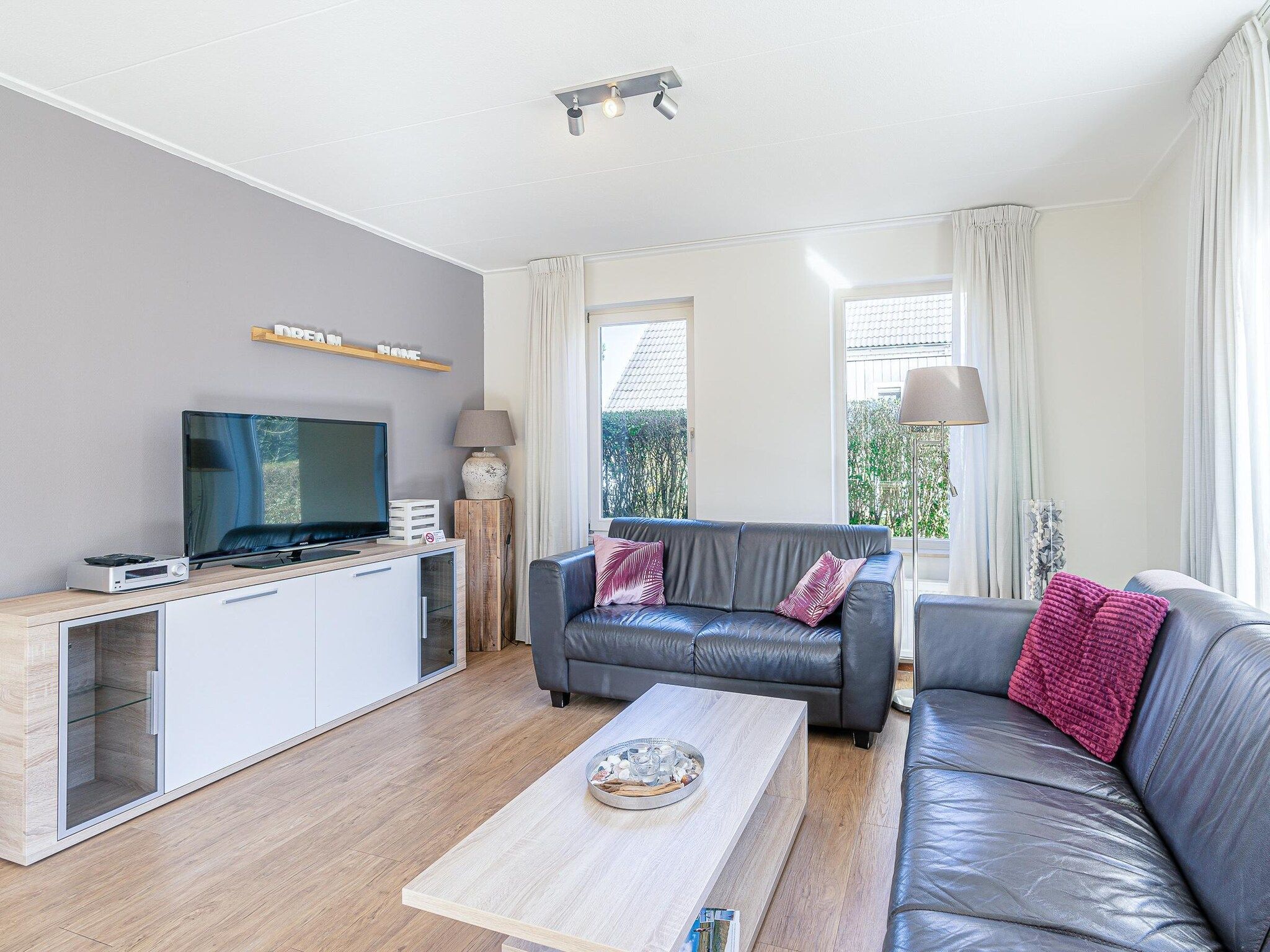 De woonkamer van Kamperfoelie 95 in De Koog
