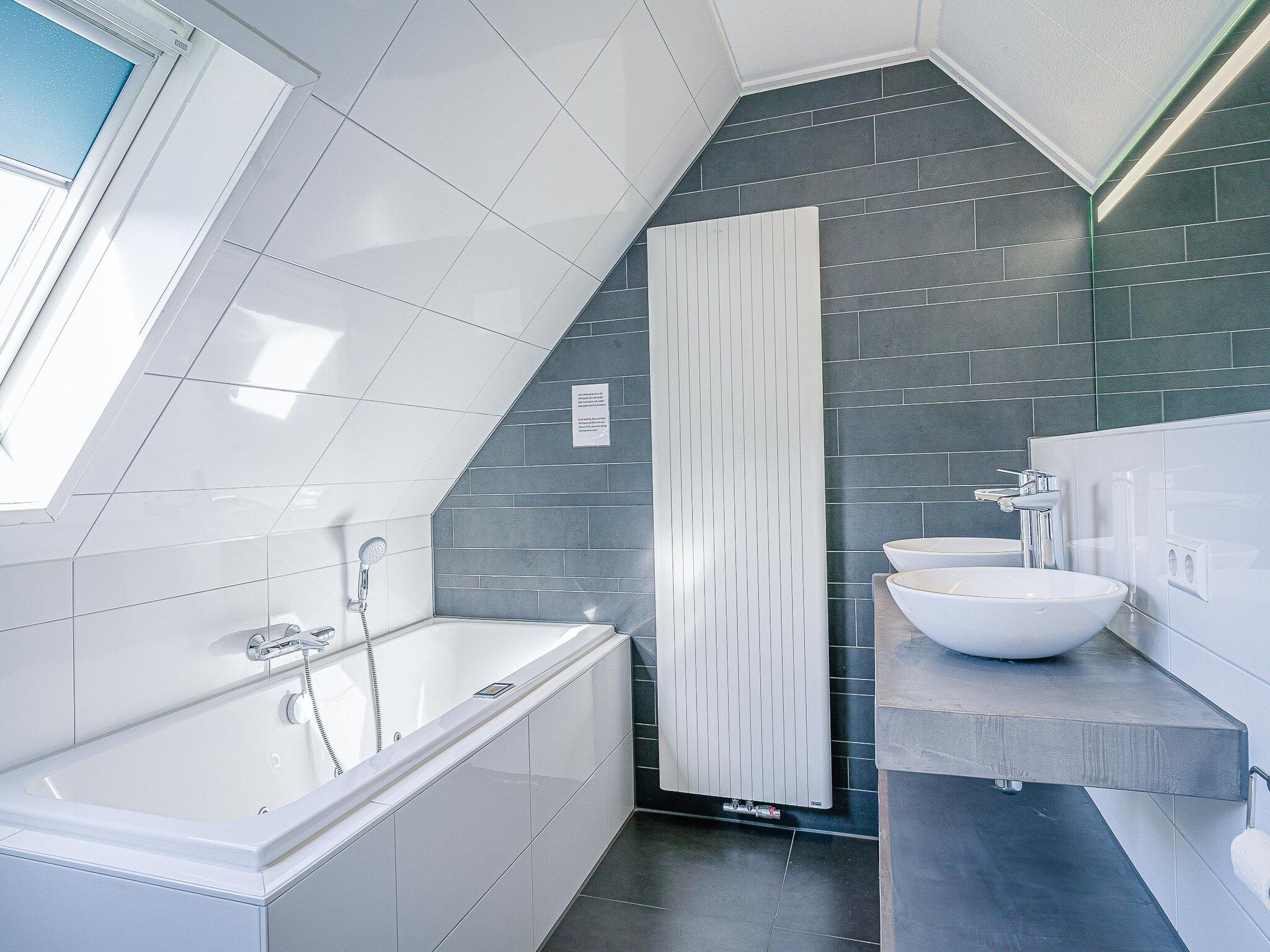 De badkamer van Kamperfoelie 95 in De Koog