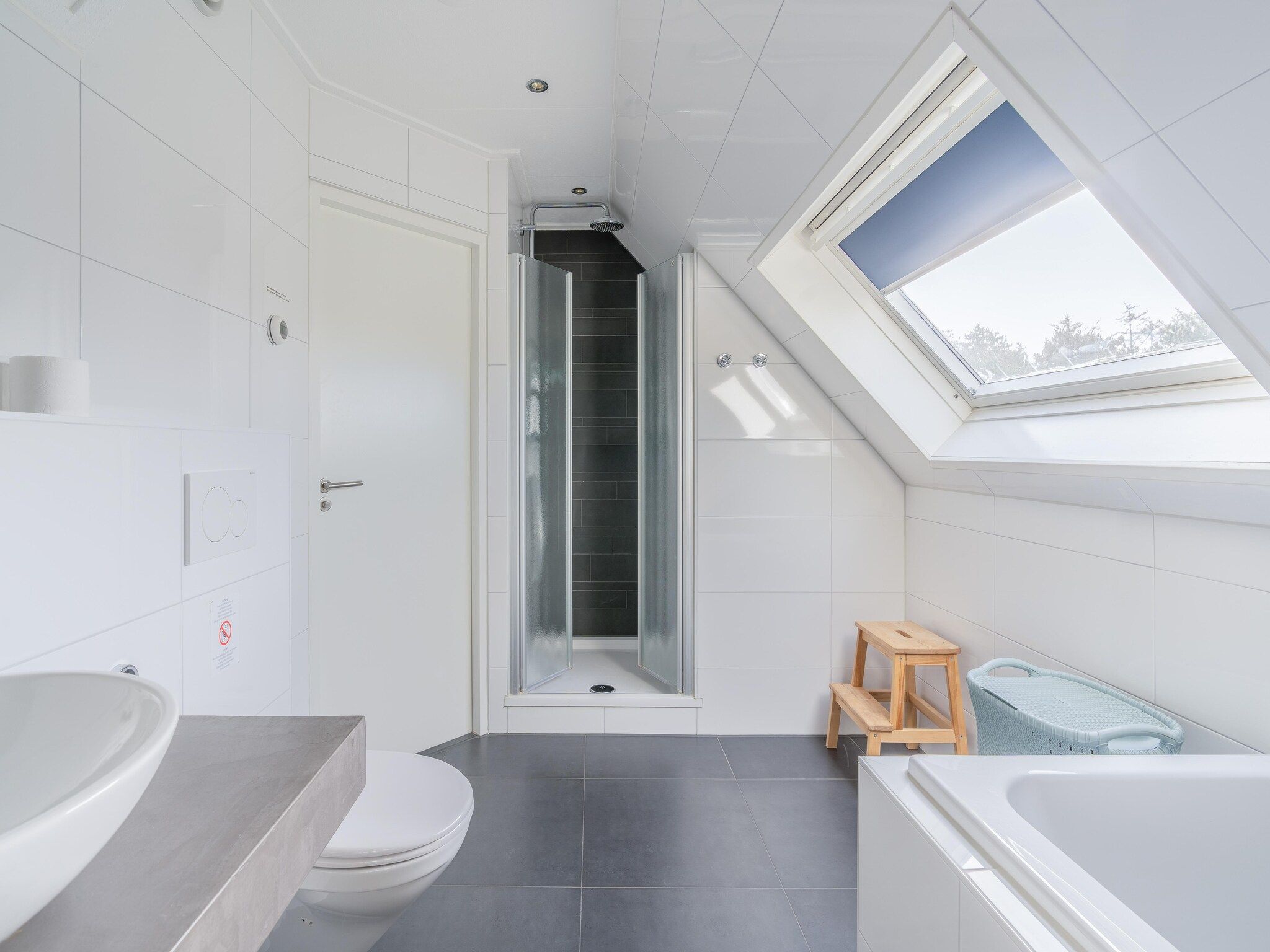 De badkamer van Kamperfoelie 95 in De Koog