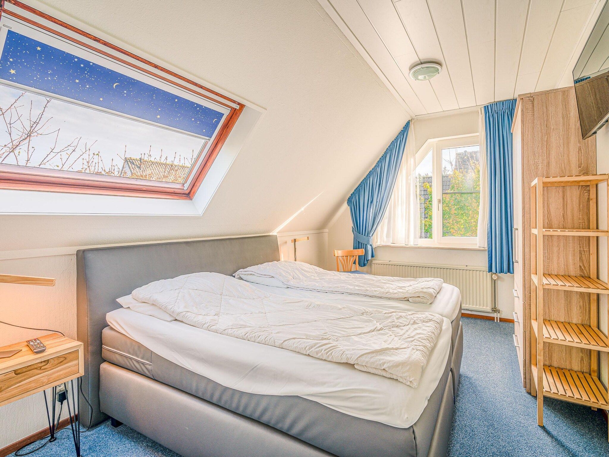 Een slaapkamer van Kamperfoelie 65 in De Koog