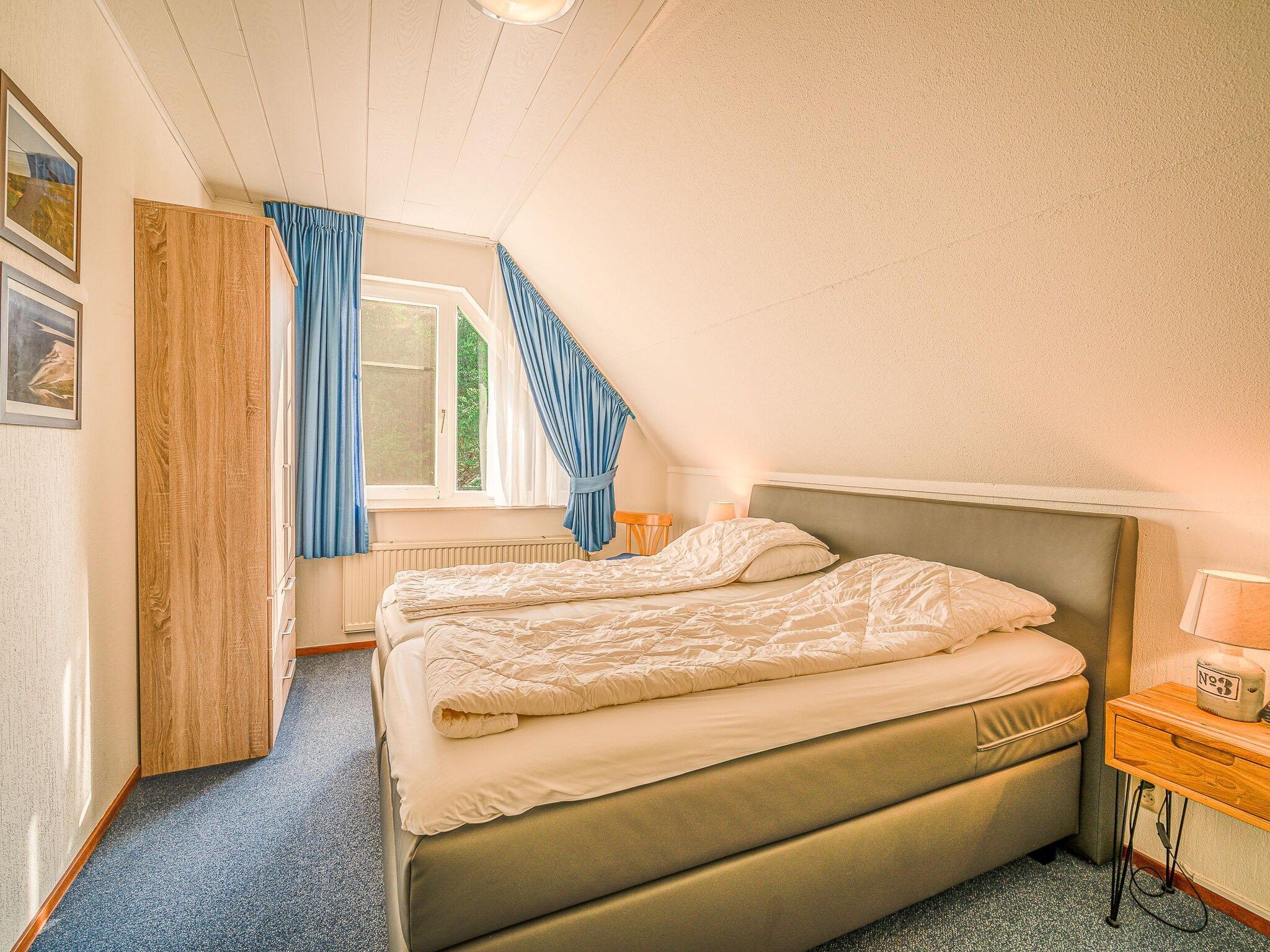 Een slaapkamer van Kamperfoelie 65 in De Koog