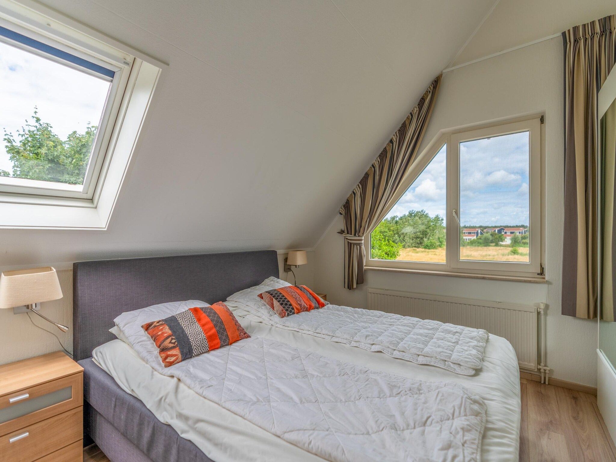 Een slaapkamer van Kamperfoelie 69 in De Koog