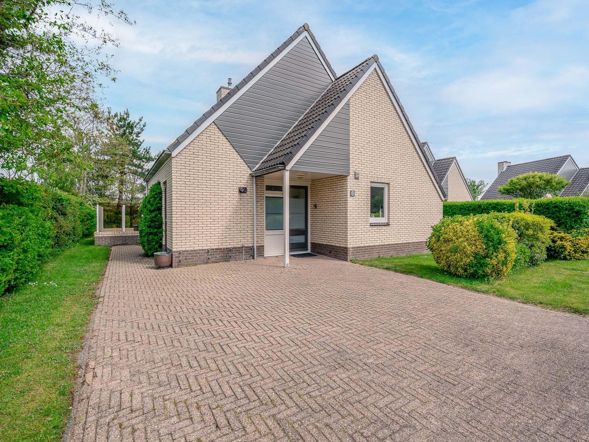 De buitenkant van Kamperfoelie 63 in De Koog