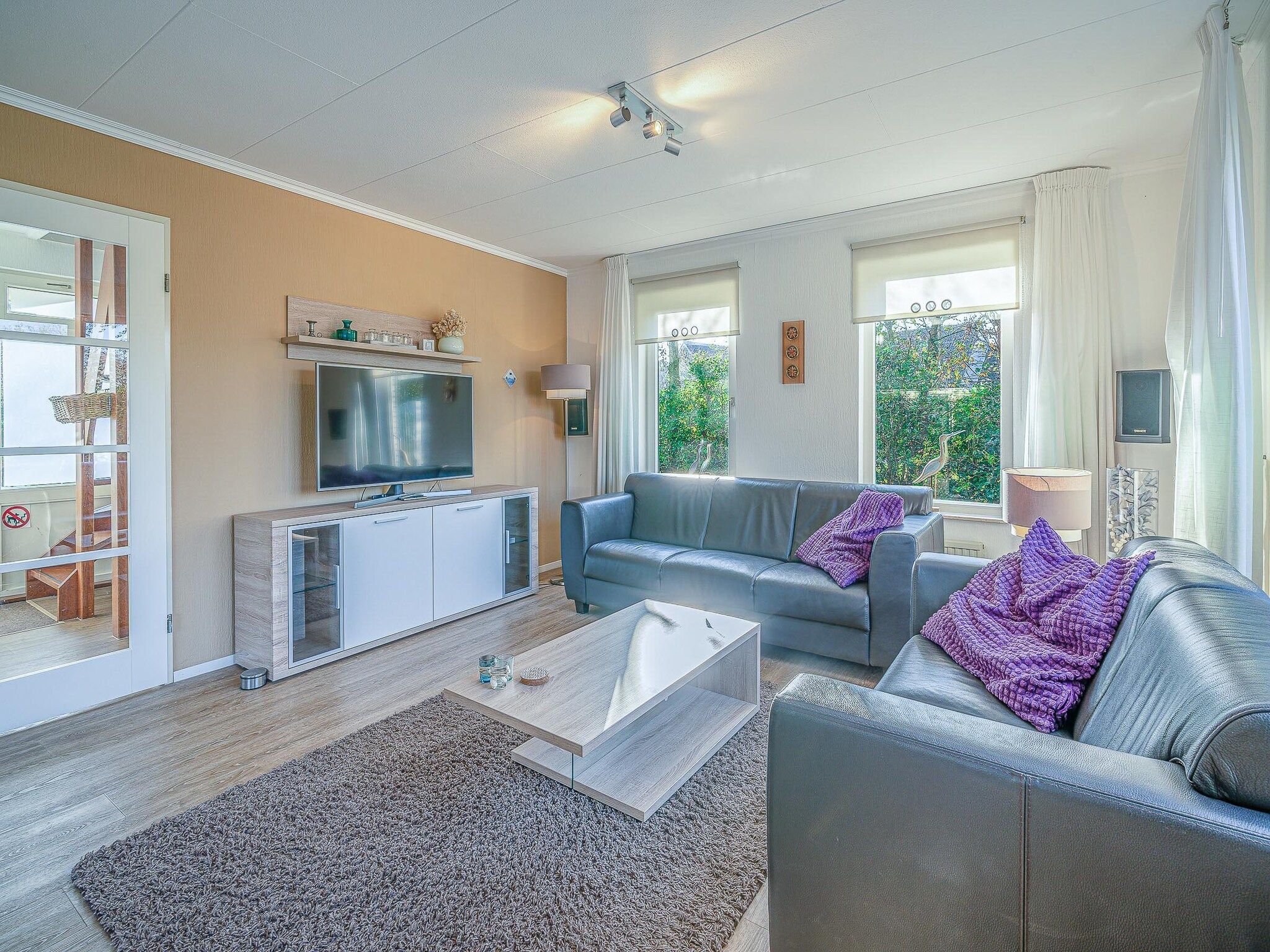 De woonkamer van Kamperfoelie 59 in De Koog