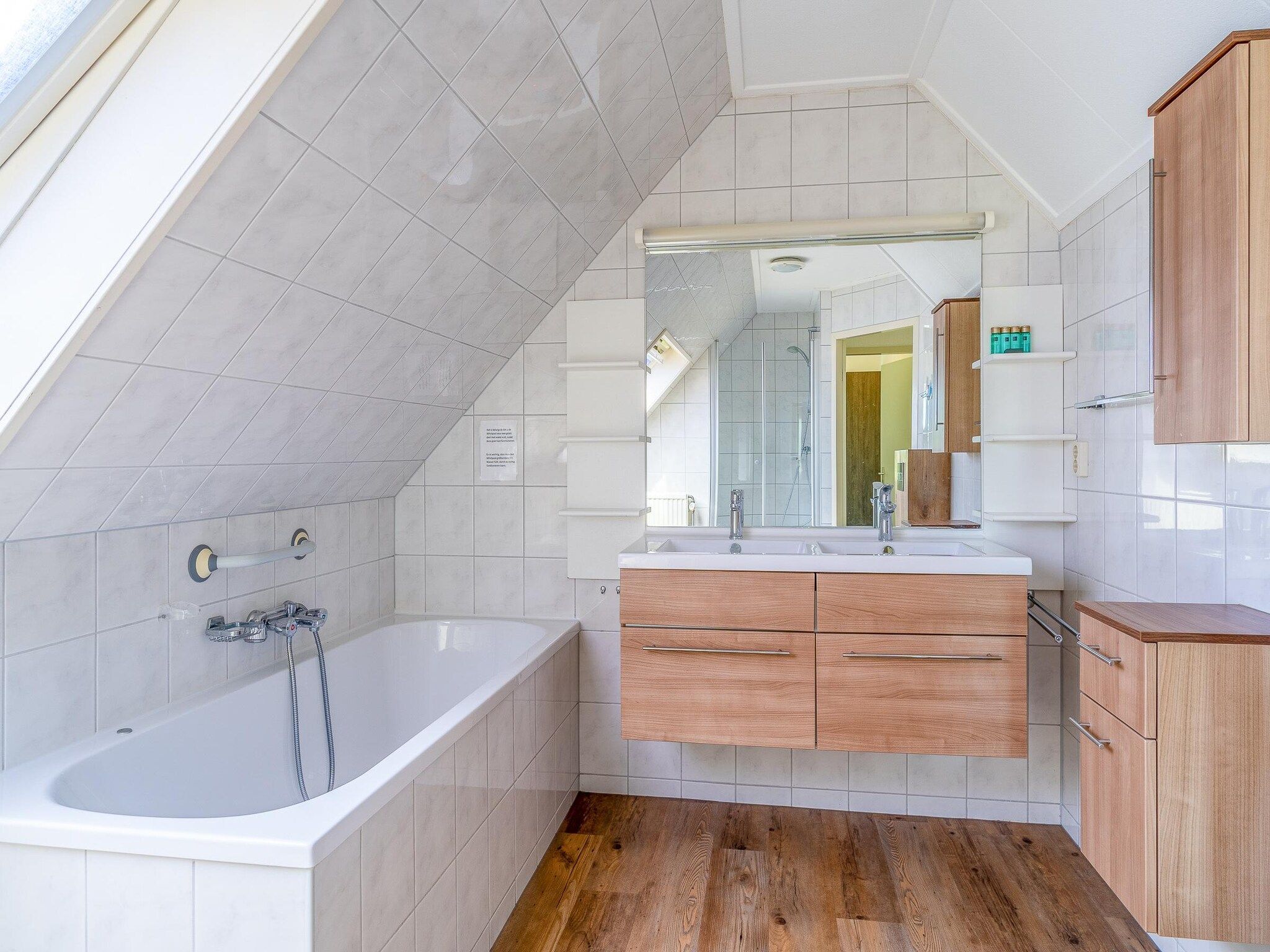 De badkamer van Kamperfoelie 59 in De Koog