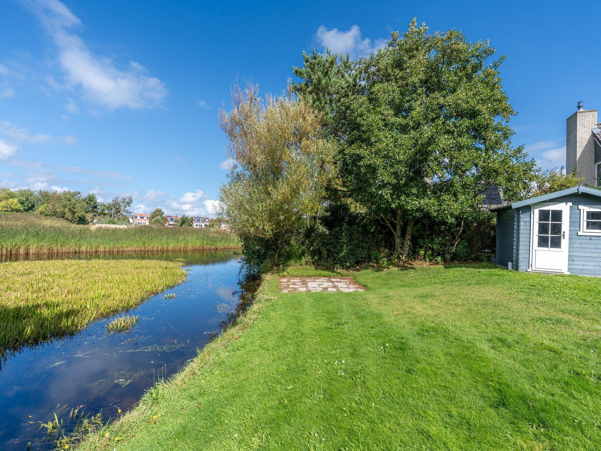 De tuin van Kamperfoelie 59 in De Koog