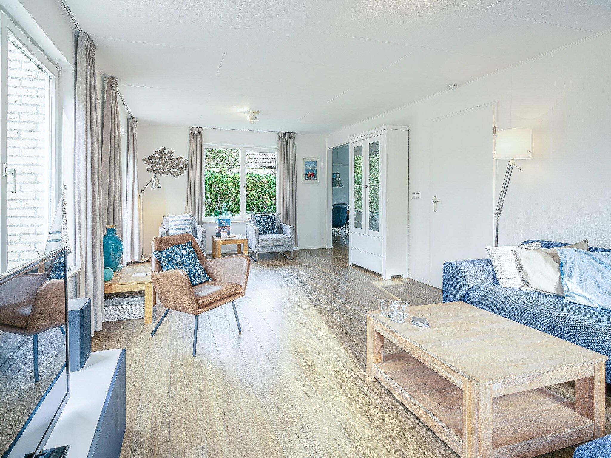 De woonkamer van Kamperfoelie 37 in De Koog