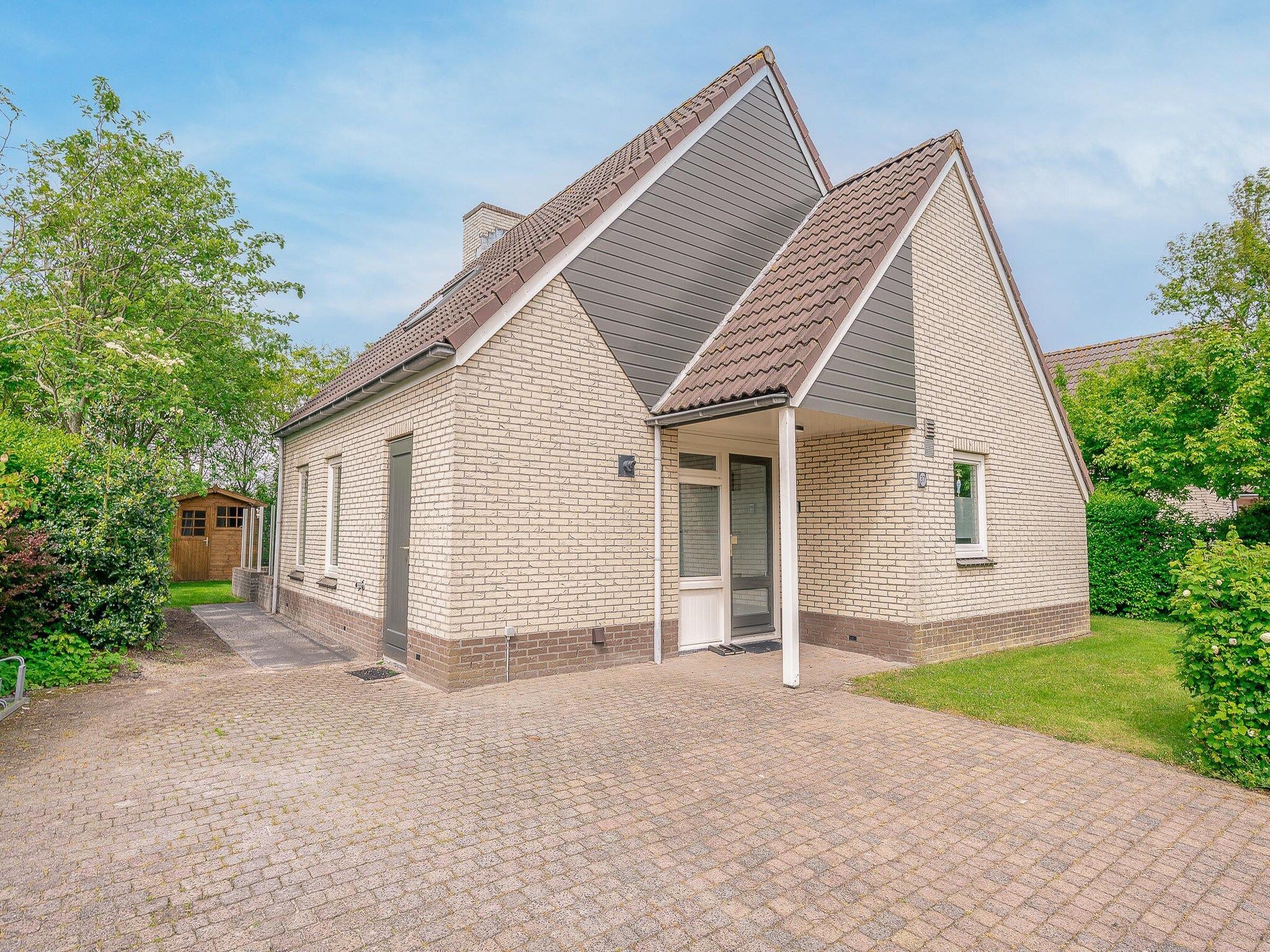 De buitenkant van Kamperfoelie 37 in De Koog