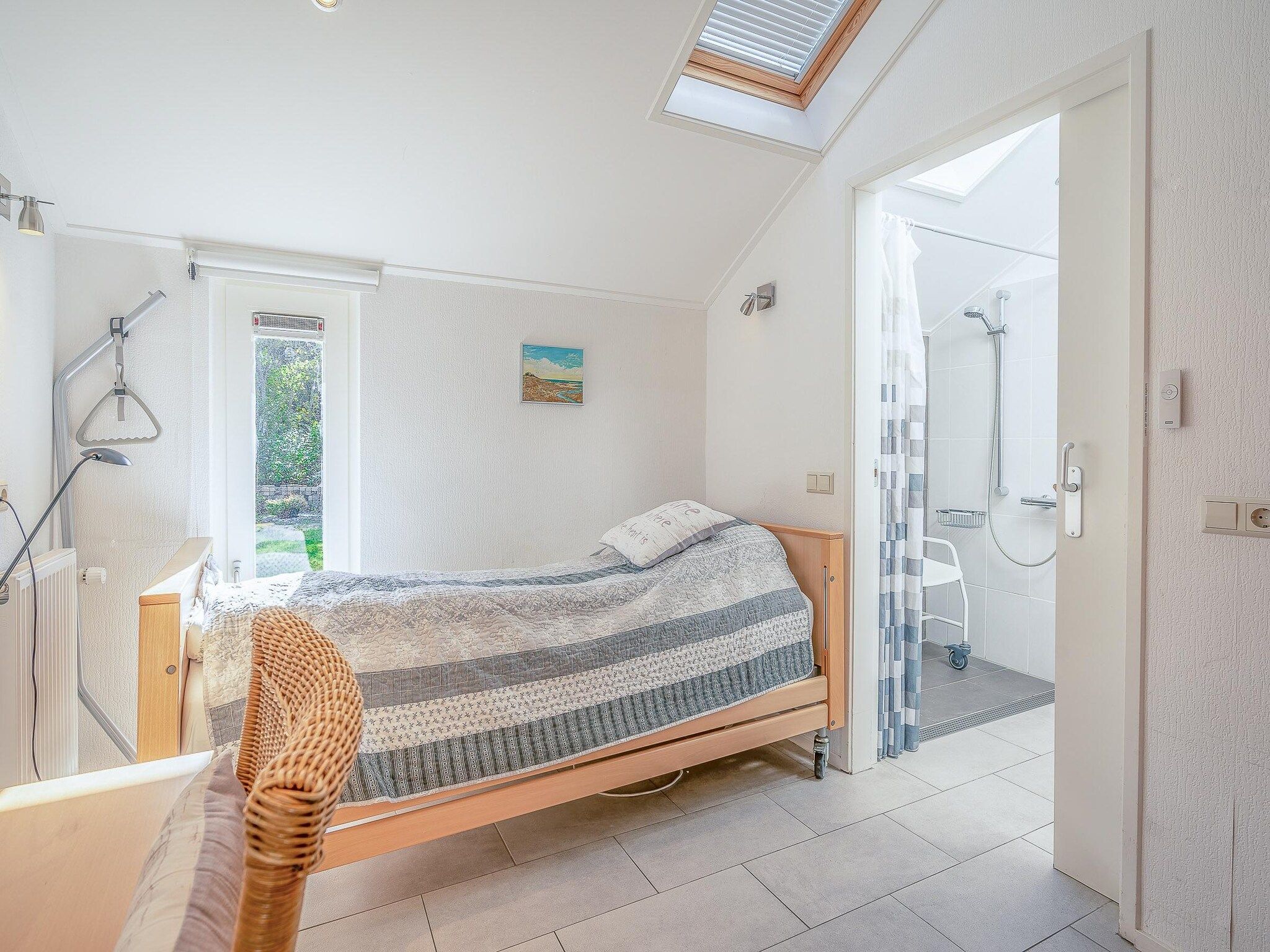 Een slaapkamer van Kamperfoelie 83 in De Koog