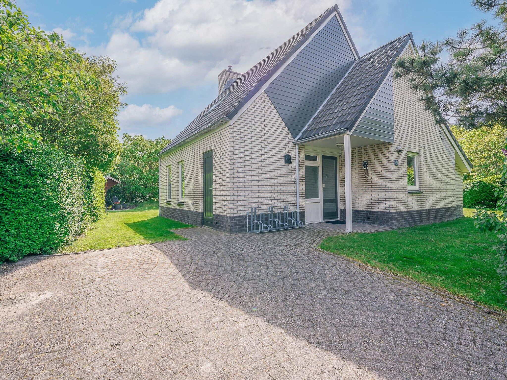 De buitenkant van Kamperfoelie 83 in De Koog