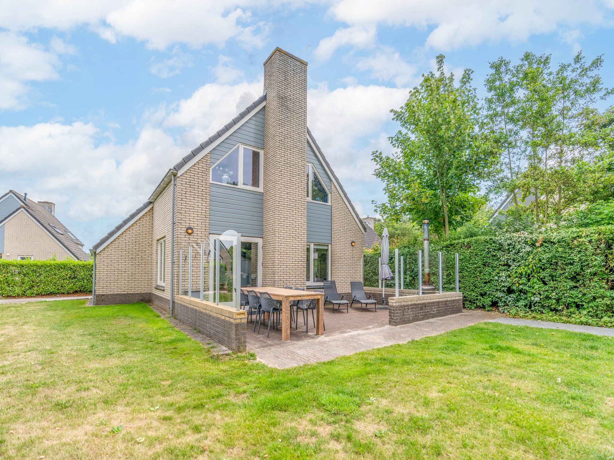 De buitenkant van Kamperfoelie 33 in De Koog