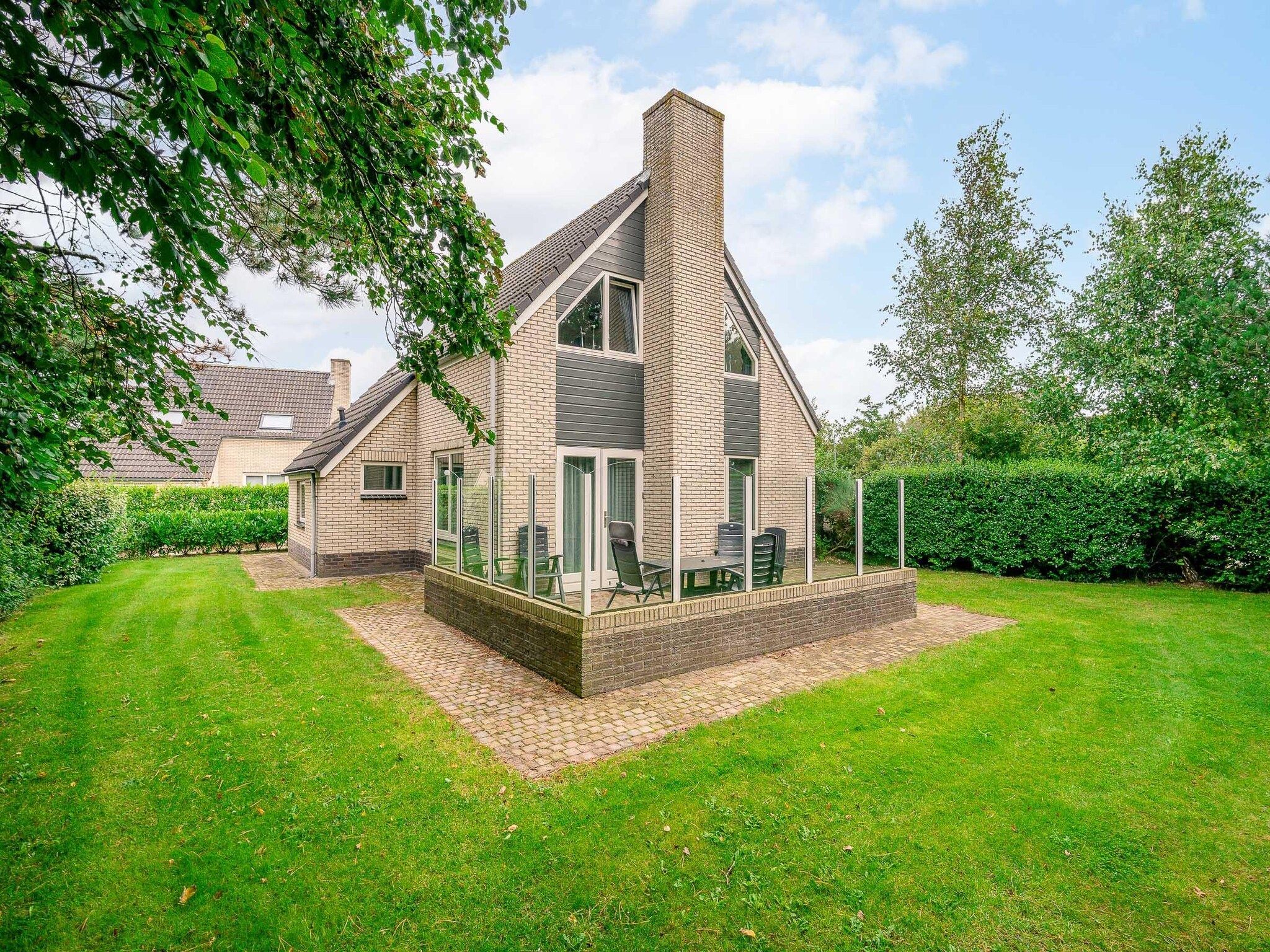 De buitenkant van Kamperfoelie 27 in De Koog