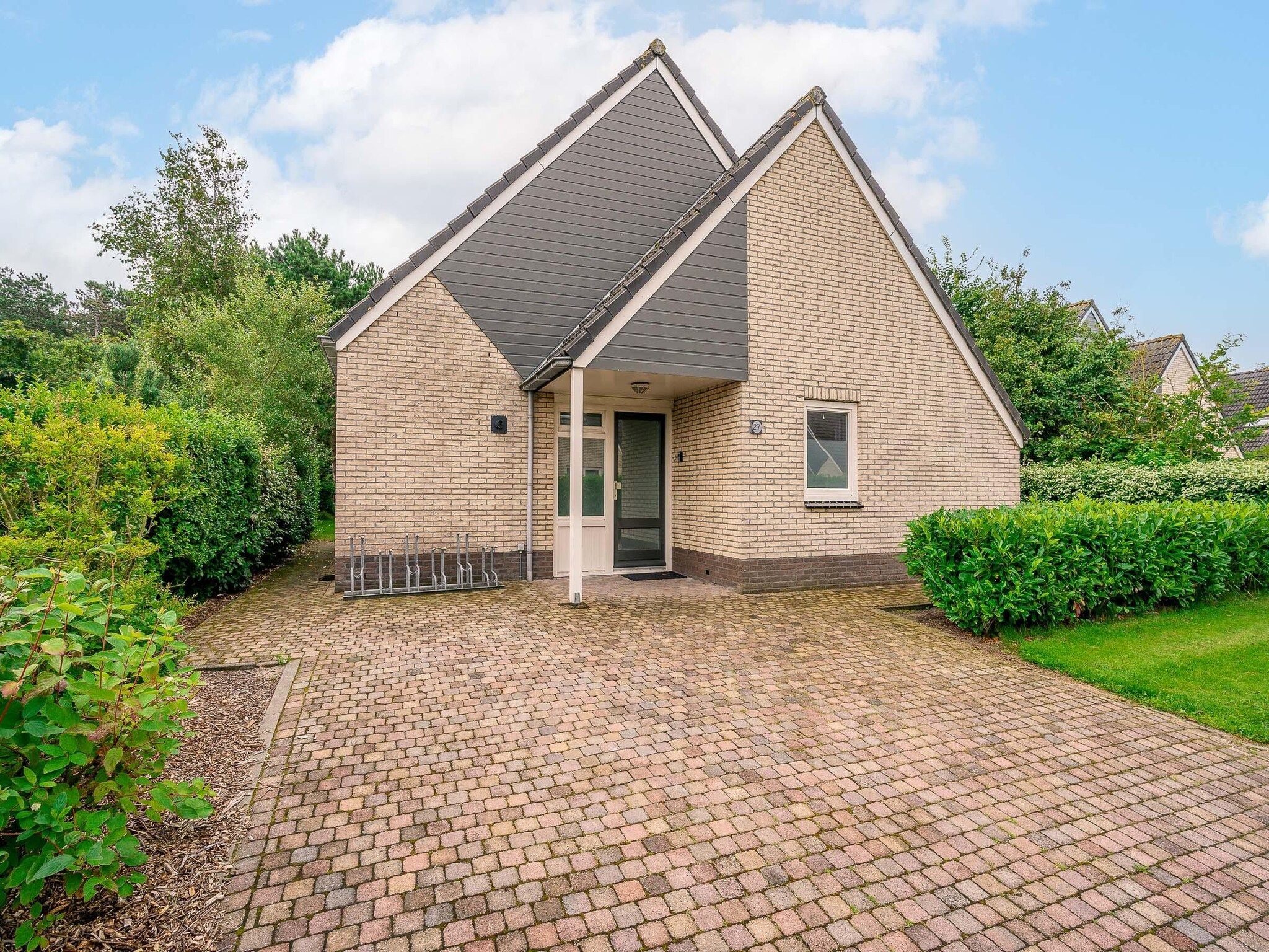 De buitenkant van Kamperfoelie 27 in De Koog