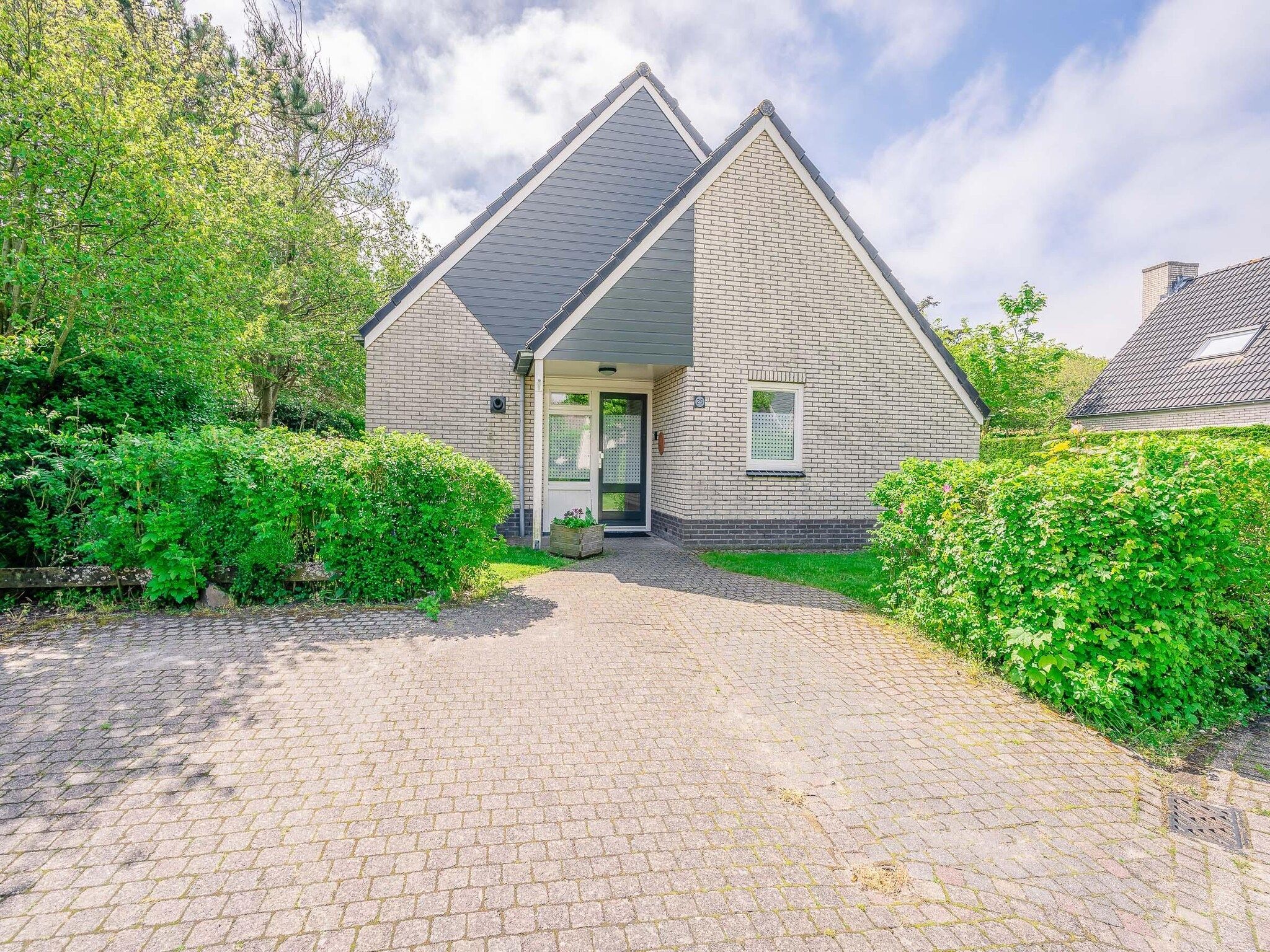 De buitenkant van Kamperfoelie 29 in De Koog