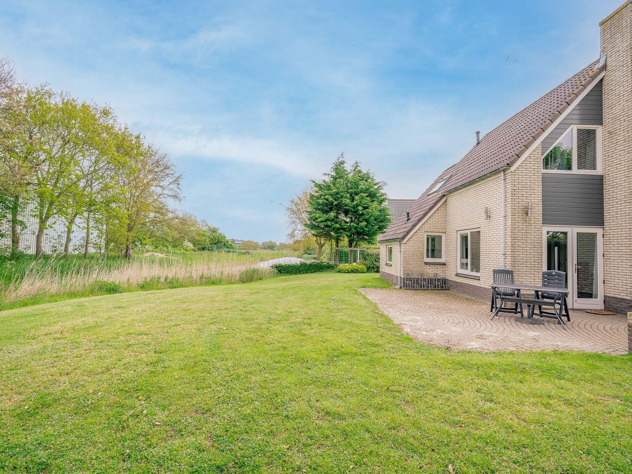 De tuin van Kamperfoelie 45 in De Koog