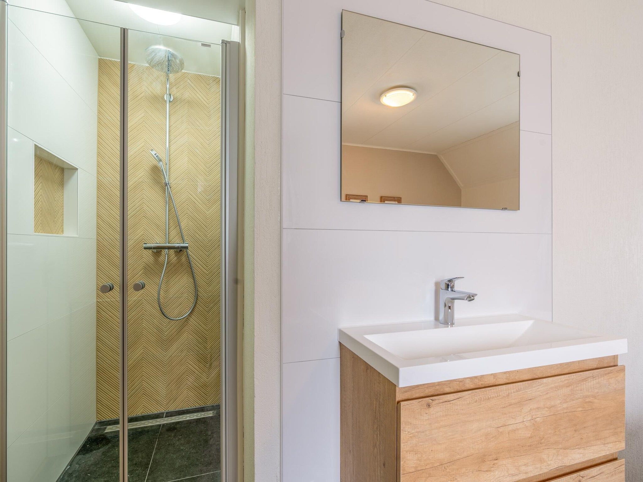 De badkamer van Kamperfoelie 47 in De Koog