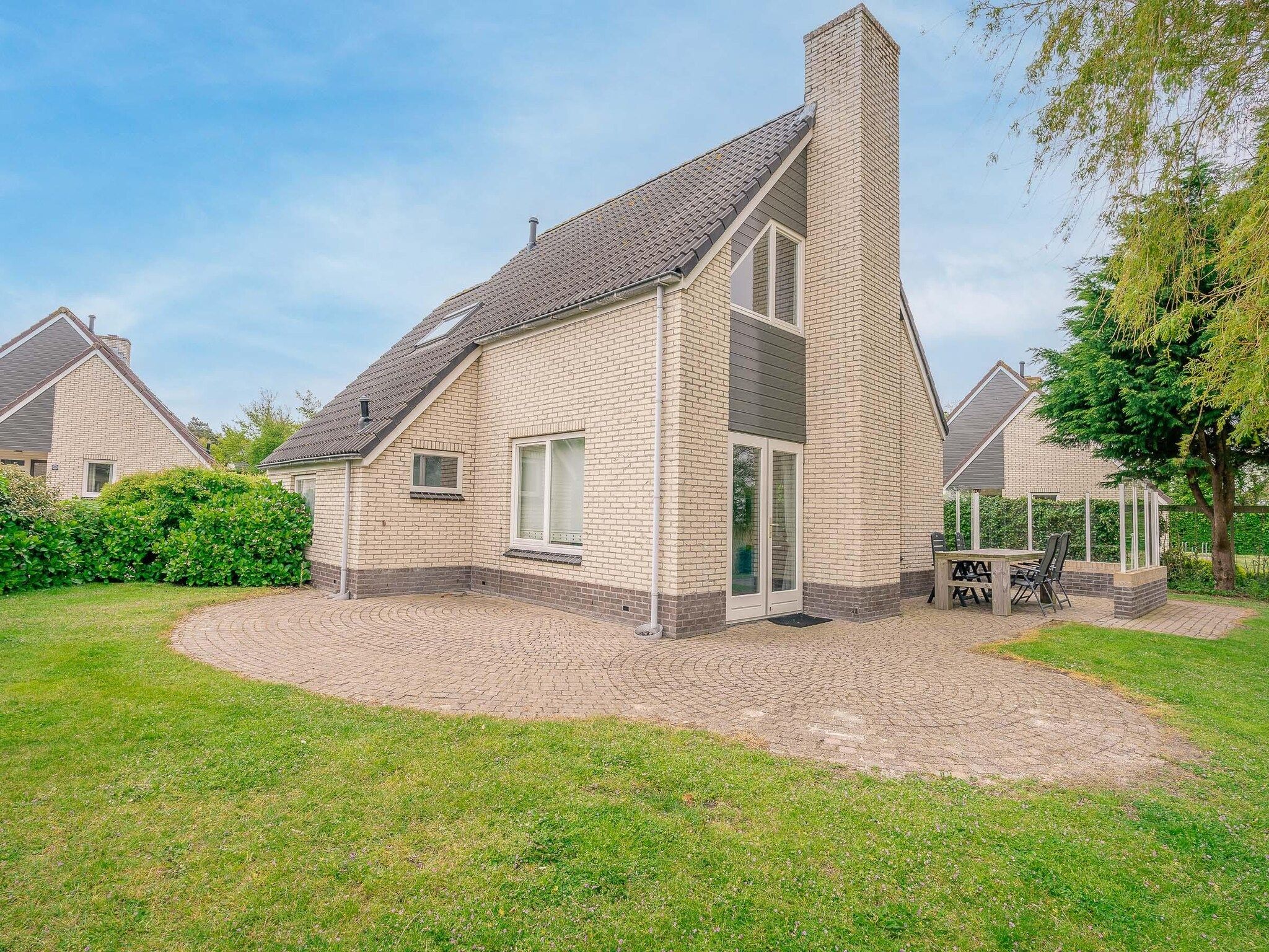 De buitenkant van Kamperfoelie 47 in De Koog