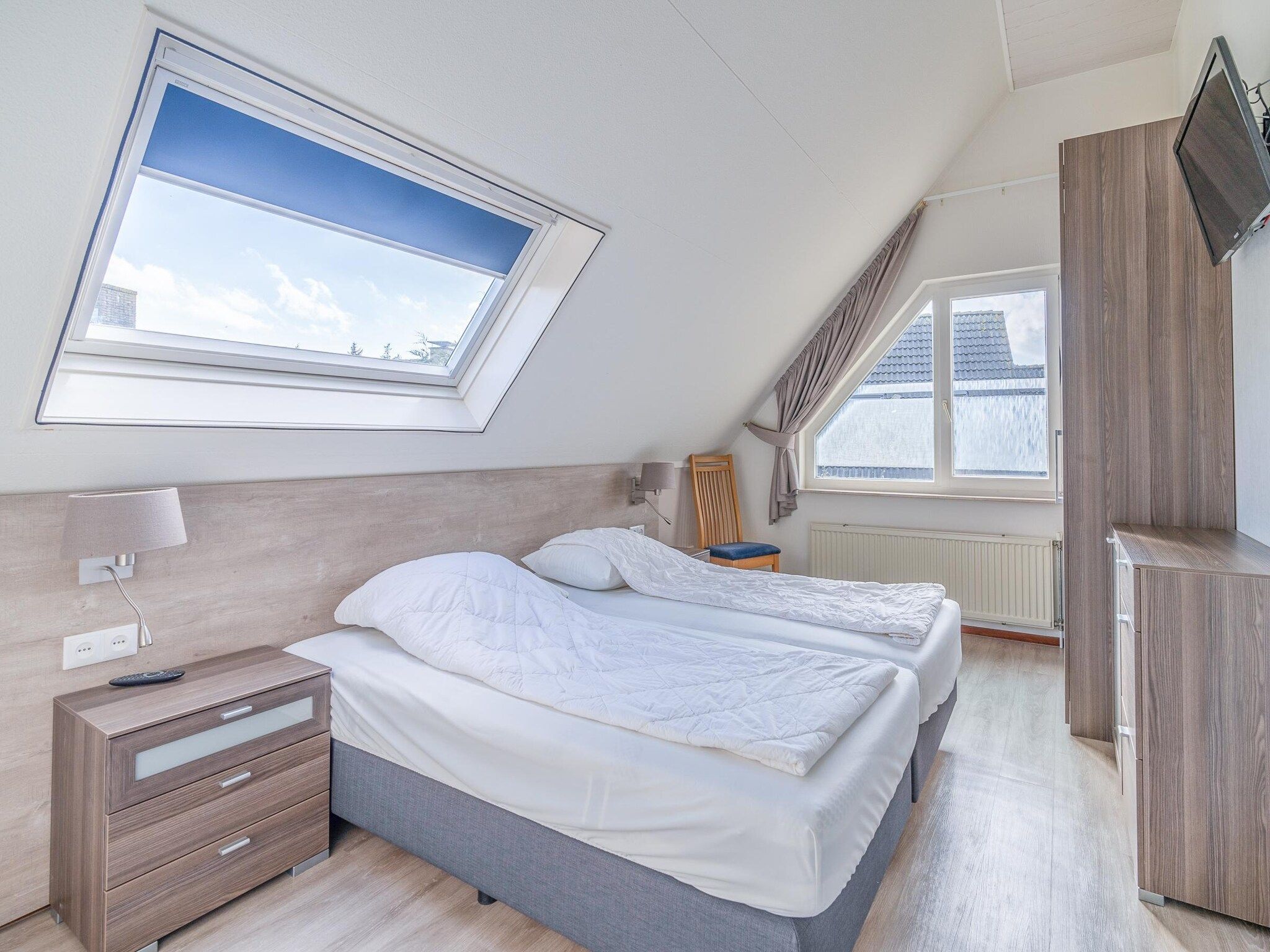 Een slaapkamer van Kamperfoelie 49 in De Koog