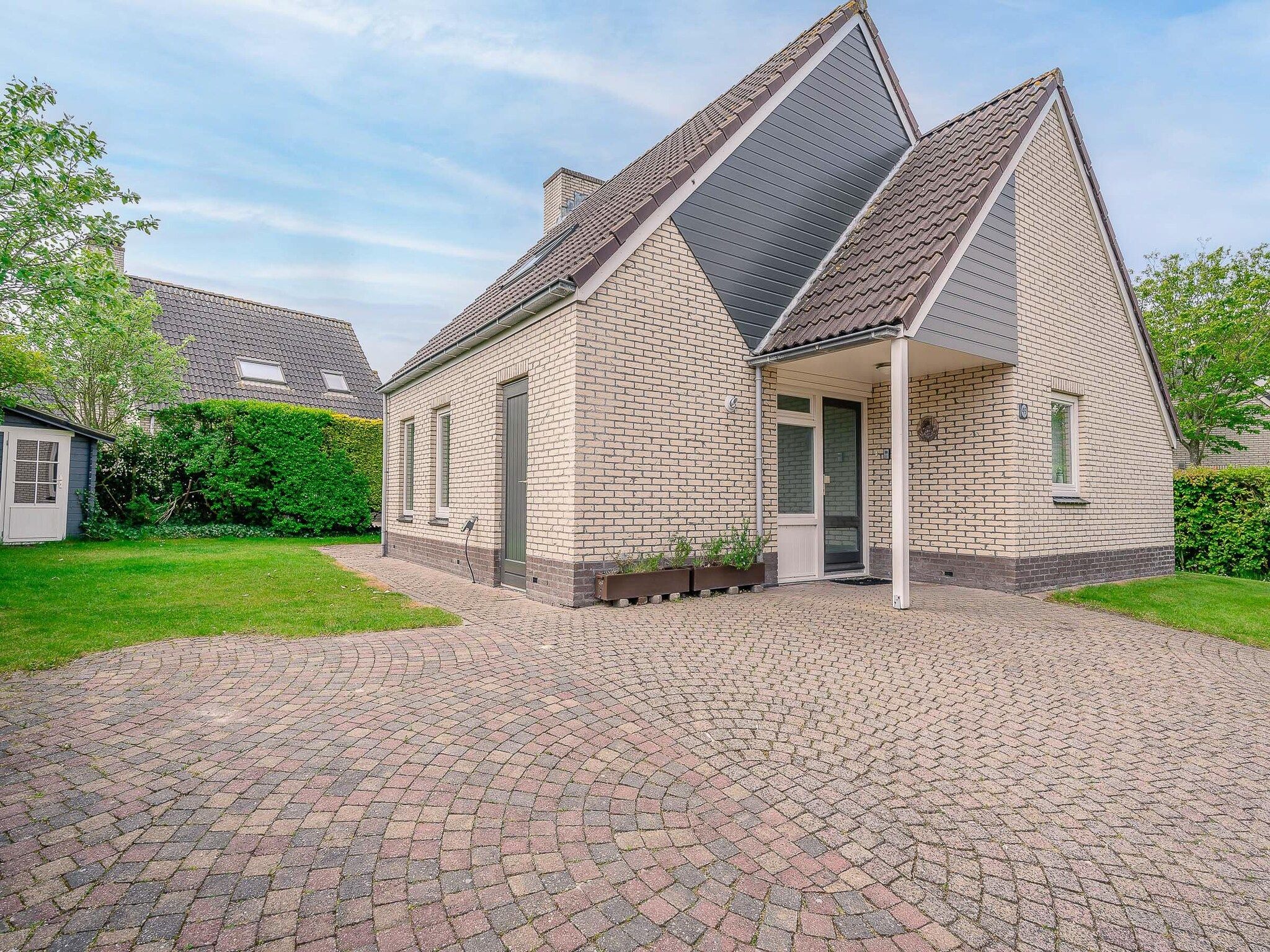 De buitenkant van Kamperfoelie 49 in De Koog