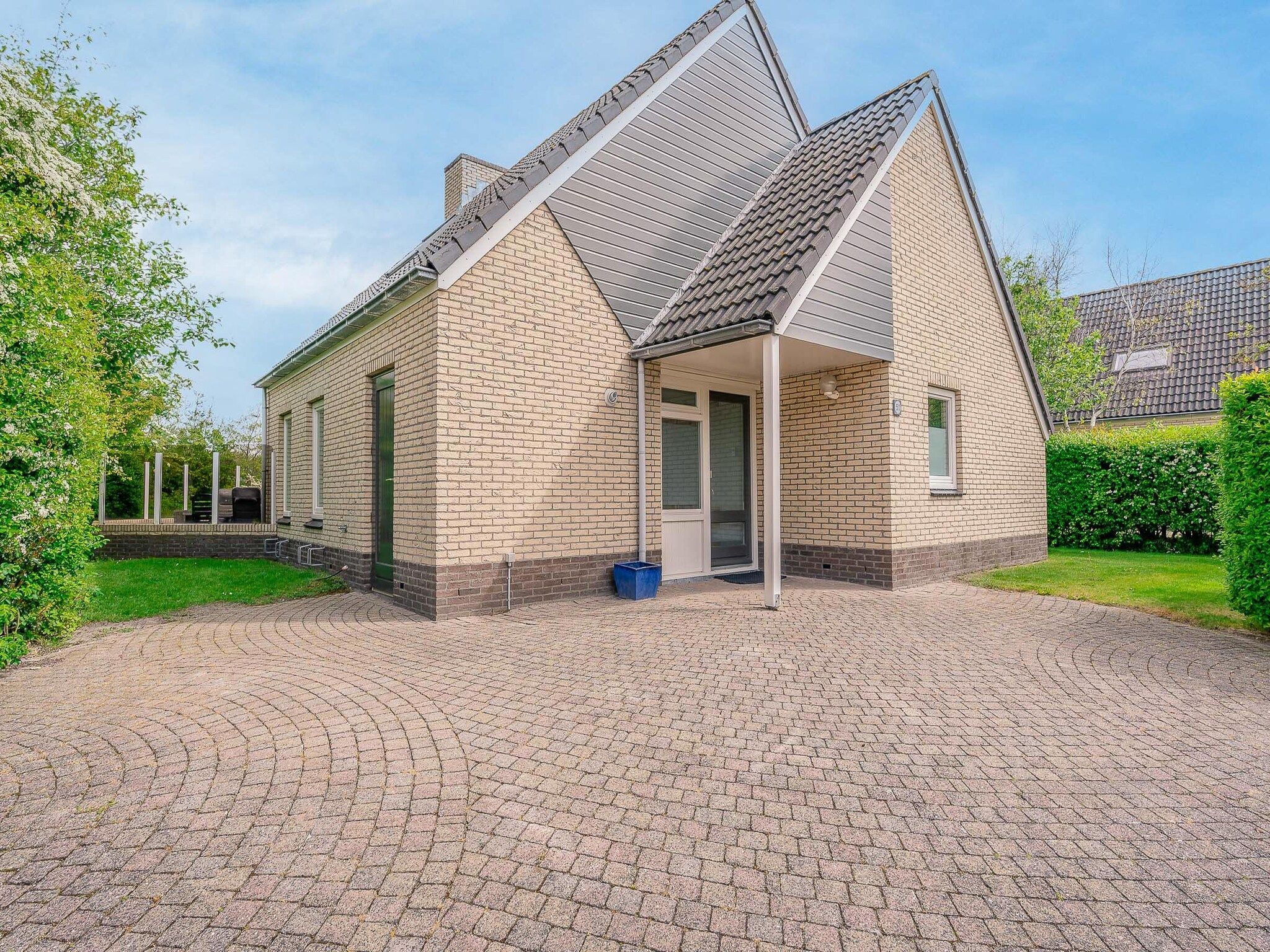 De buitenkant van Kamperfoelie 51 in De Koog