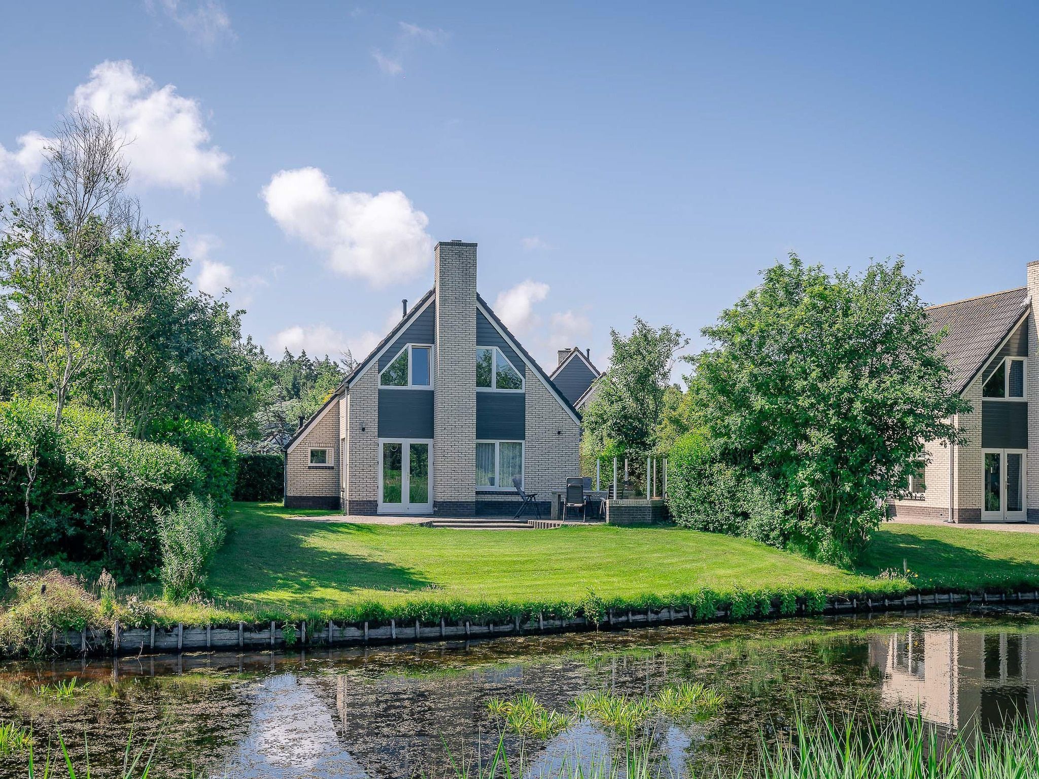 De buitenkant van Kamperfoelie 51 in De Koog