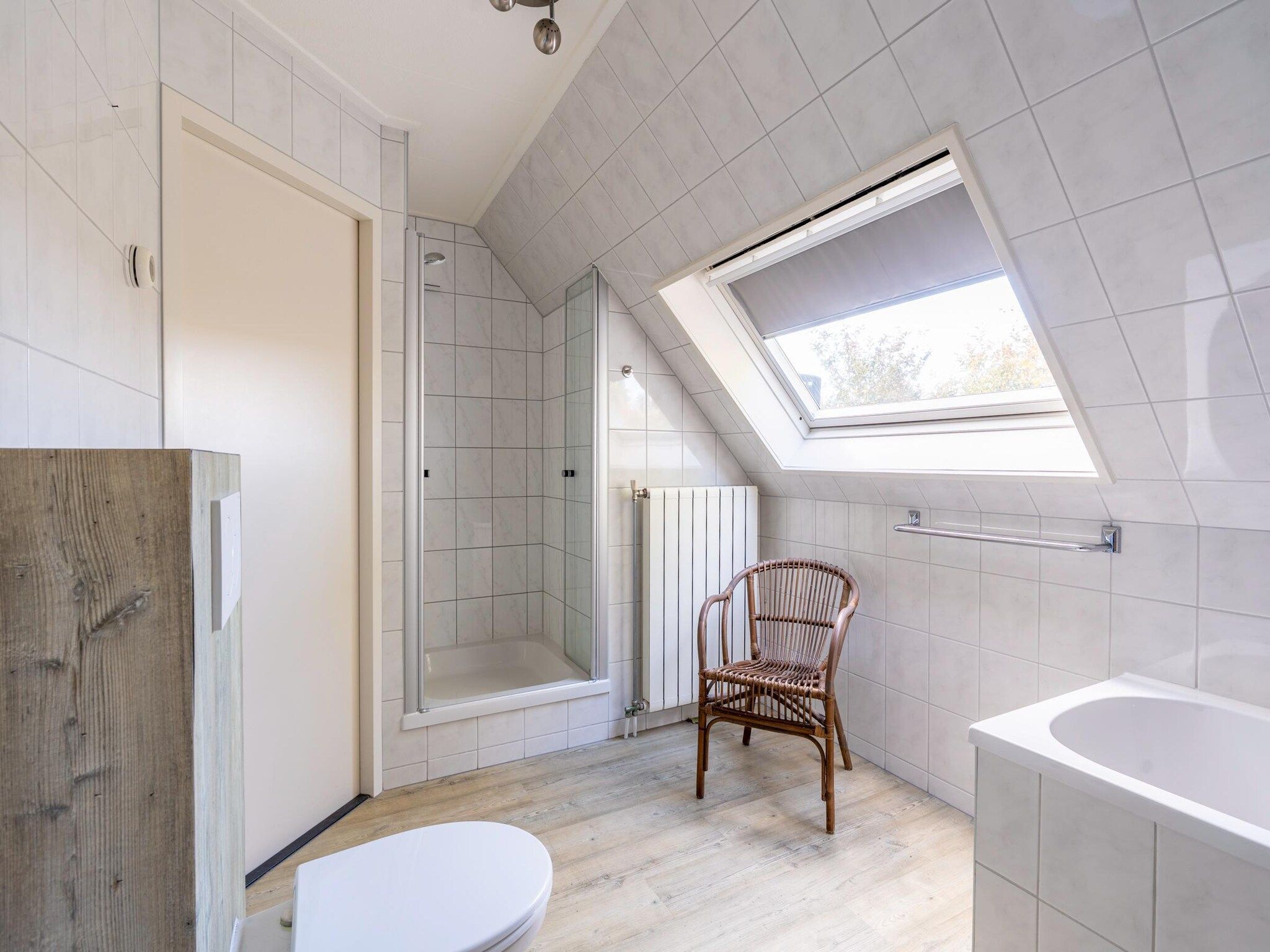 De badkamer van Kamperfoelie 57 in De Koog