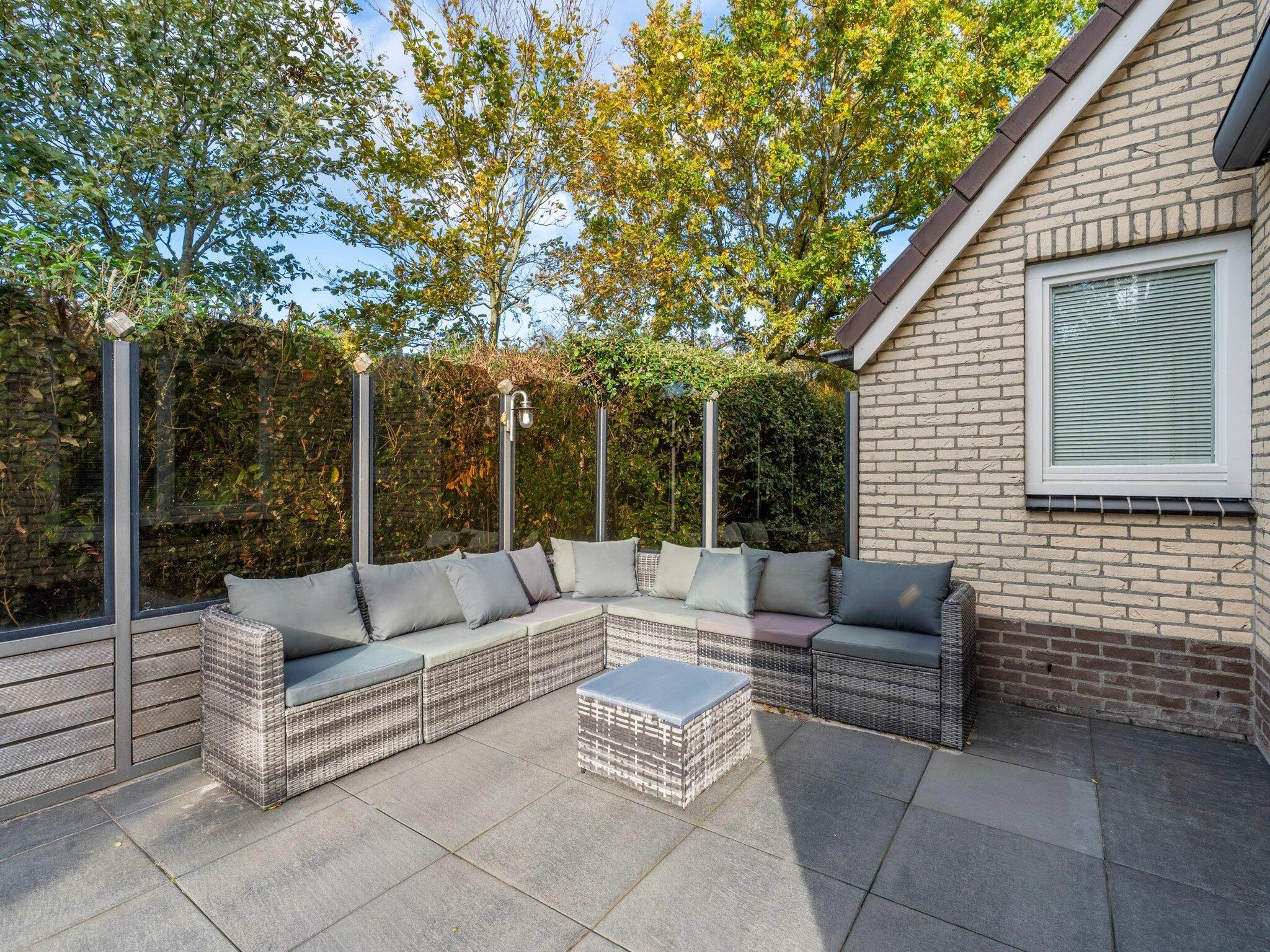 Het terras van Kamperfoelie 57 in De Koog