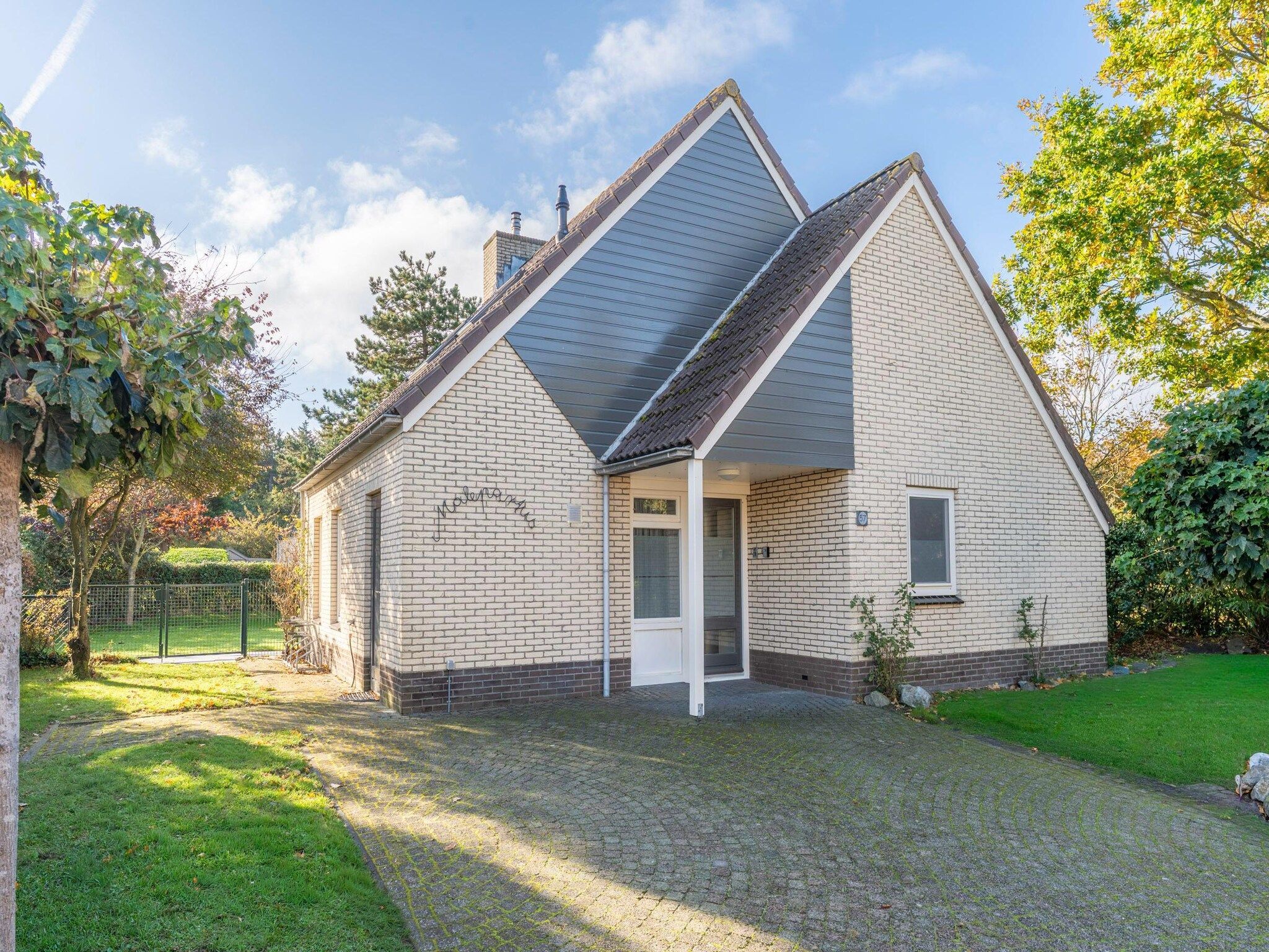 De buitenkant van Kamperfoelie 57 in De Koog