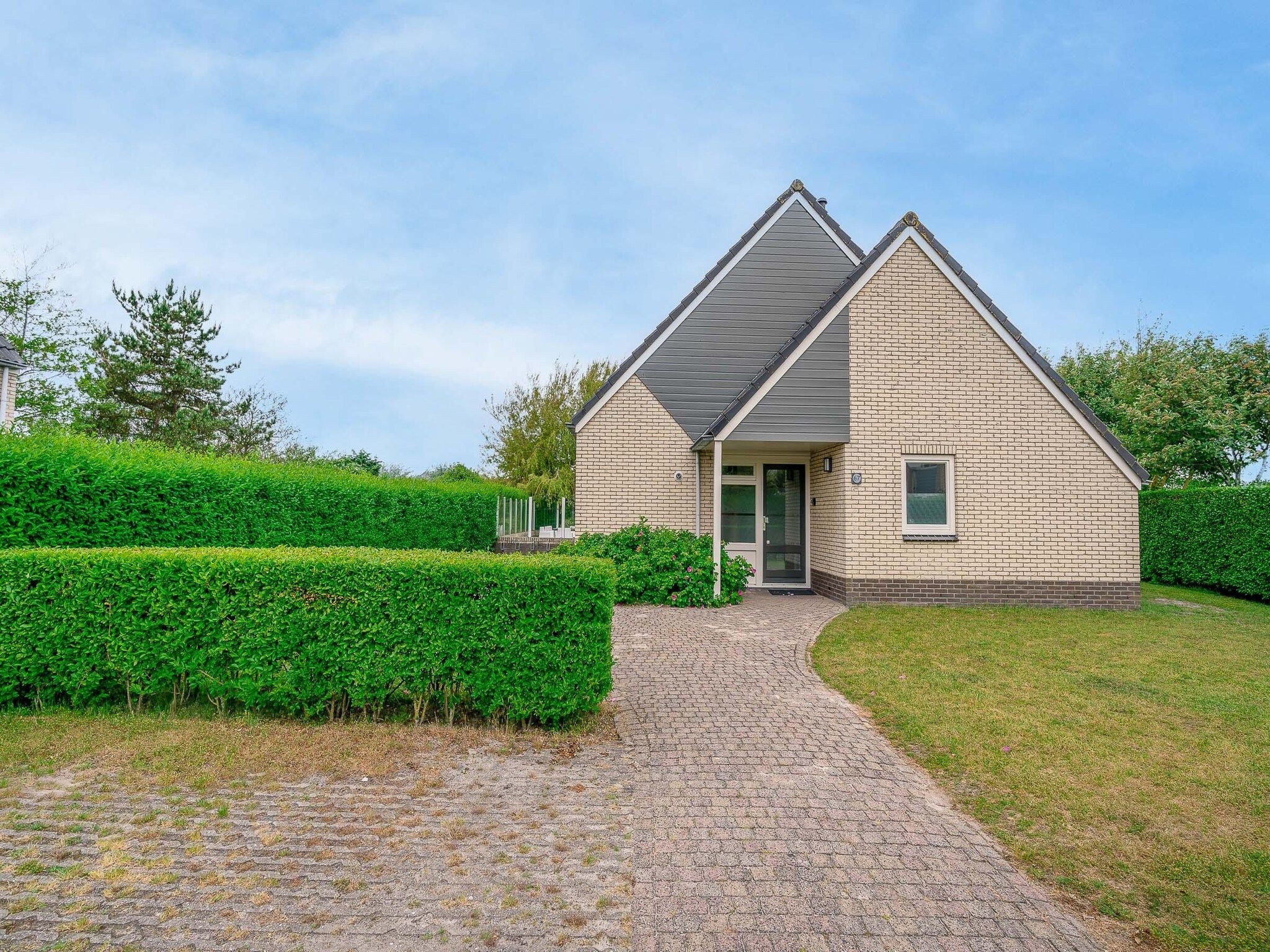 De buitenkant van Kamperfoelie 67 in De Koog