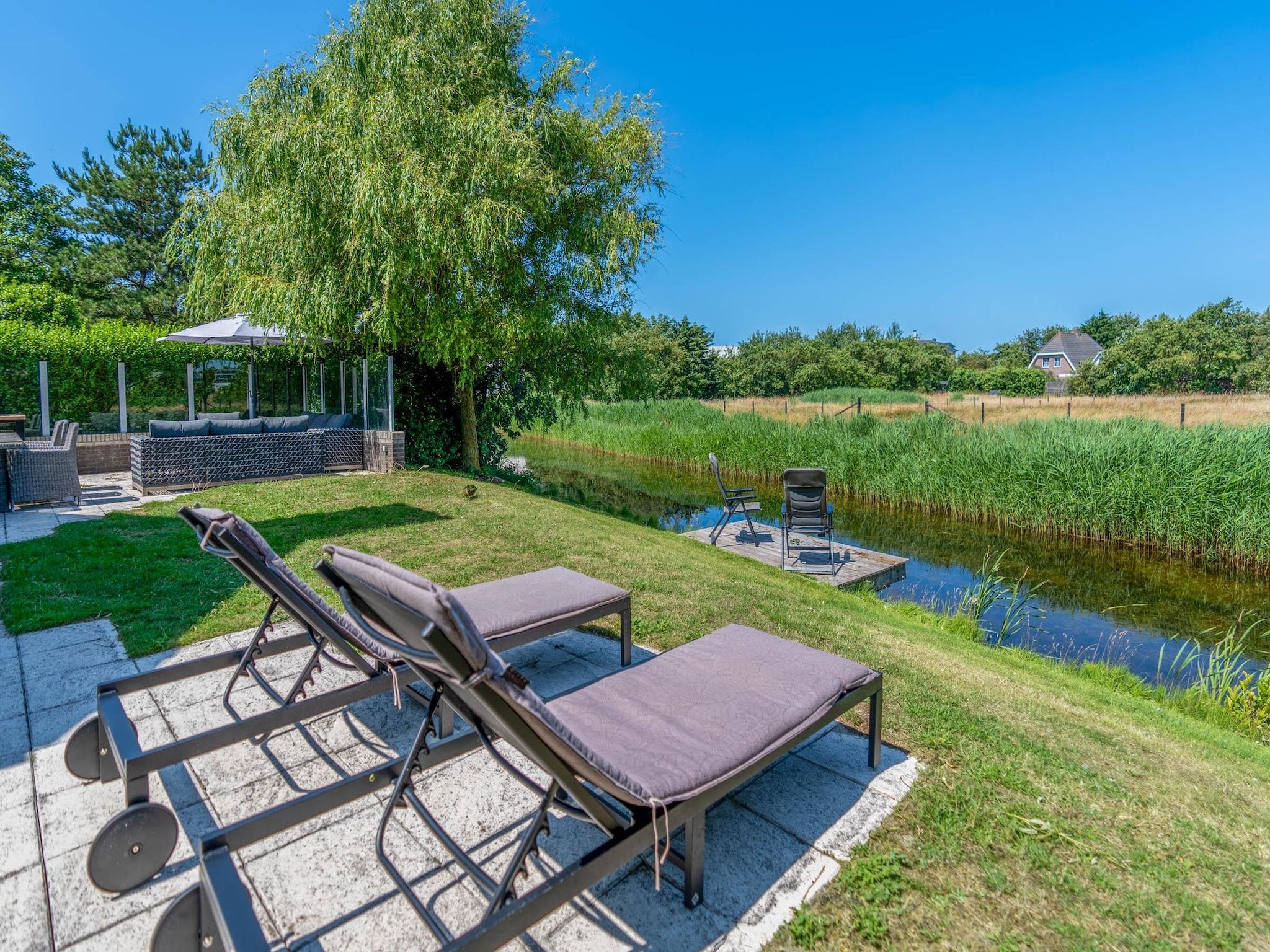 De tuin van Kamperfoelie 67 in De Koog