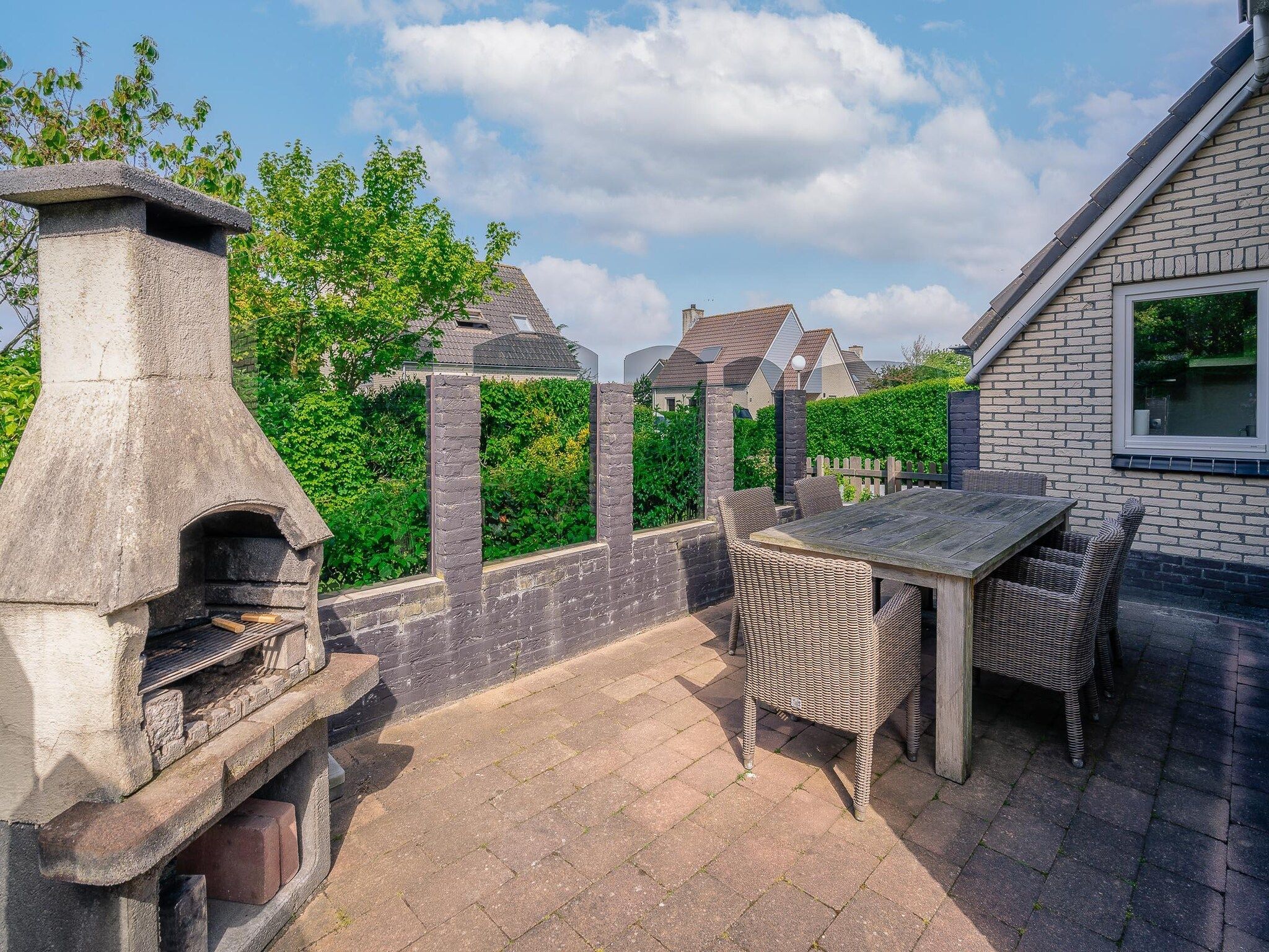 Het terras van Kamperfoelie 81 in De Koog