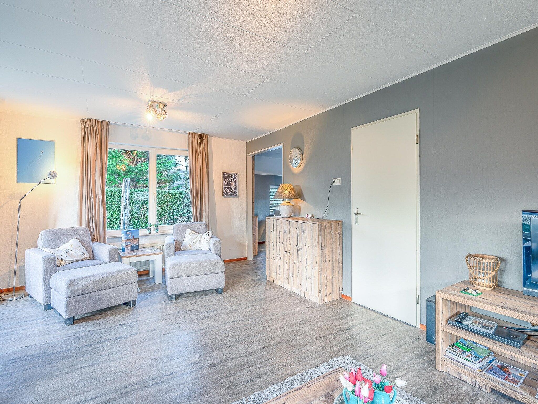 De woonkamer van Kamperfoelie 87 in De Koog