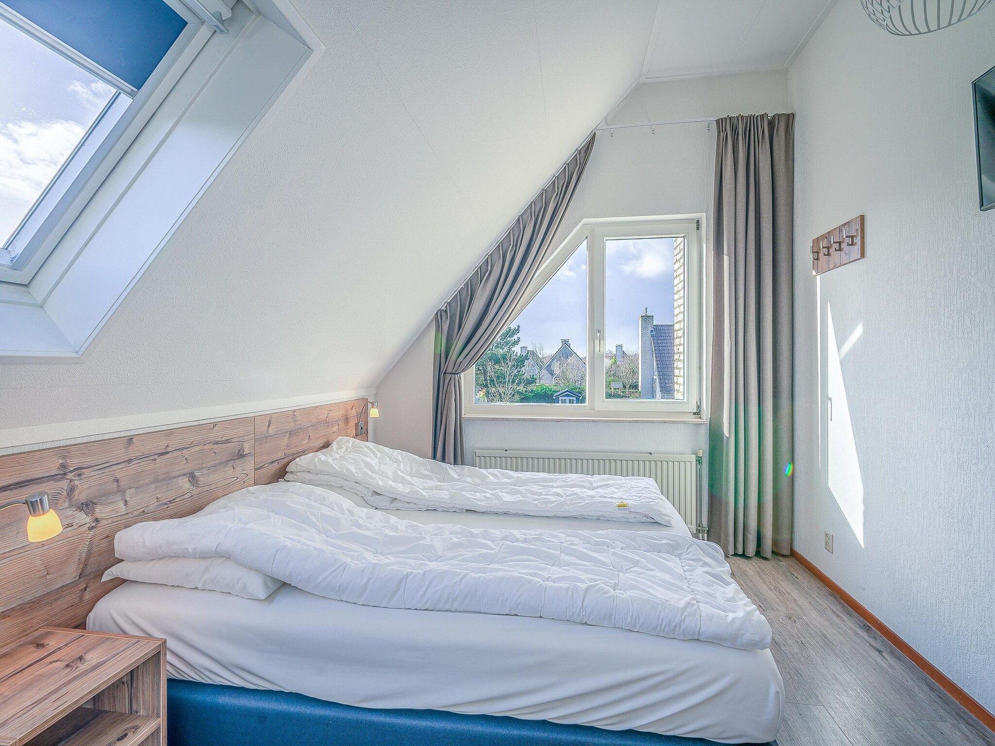 Een slaapkamer van Kamperfoelie 87 in De Koog