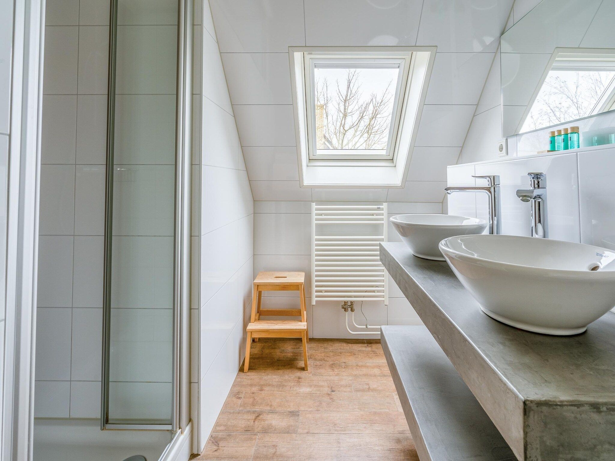 De badkamer van Kamperfoelie 87 in De Koog