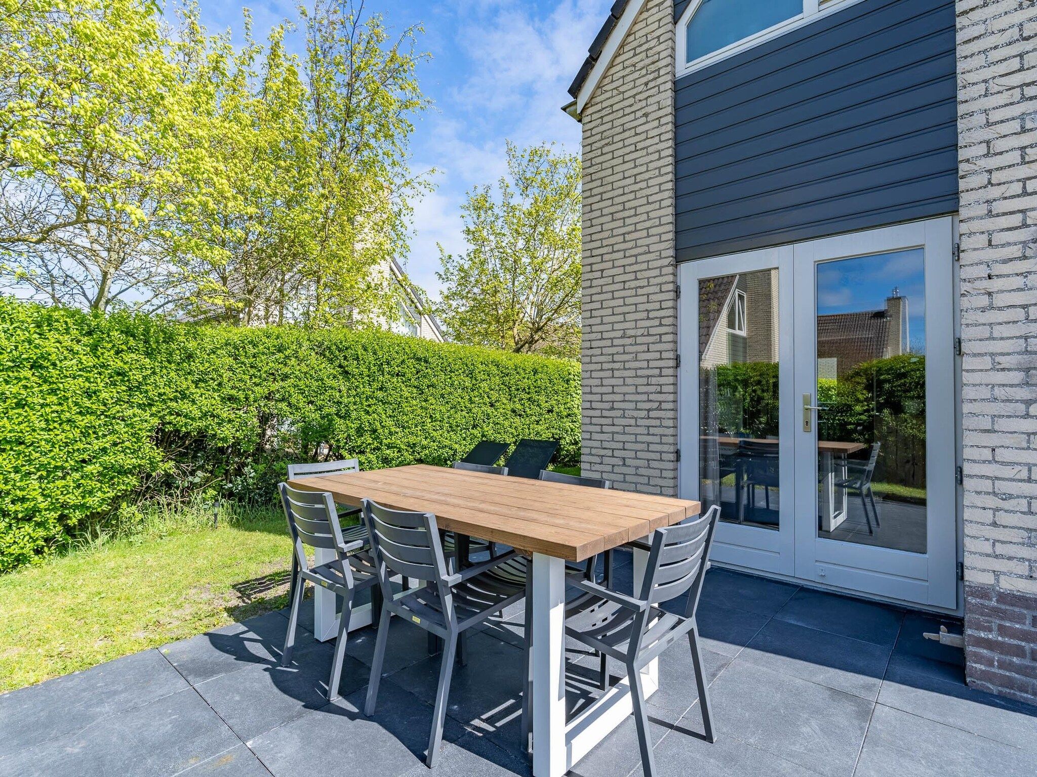 Het terras van Kamperfoelie 87 in De Koog