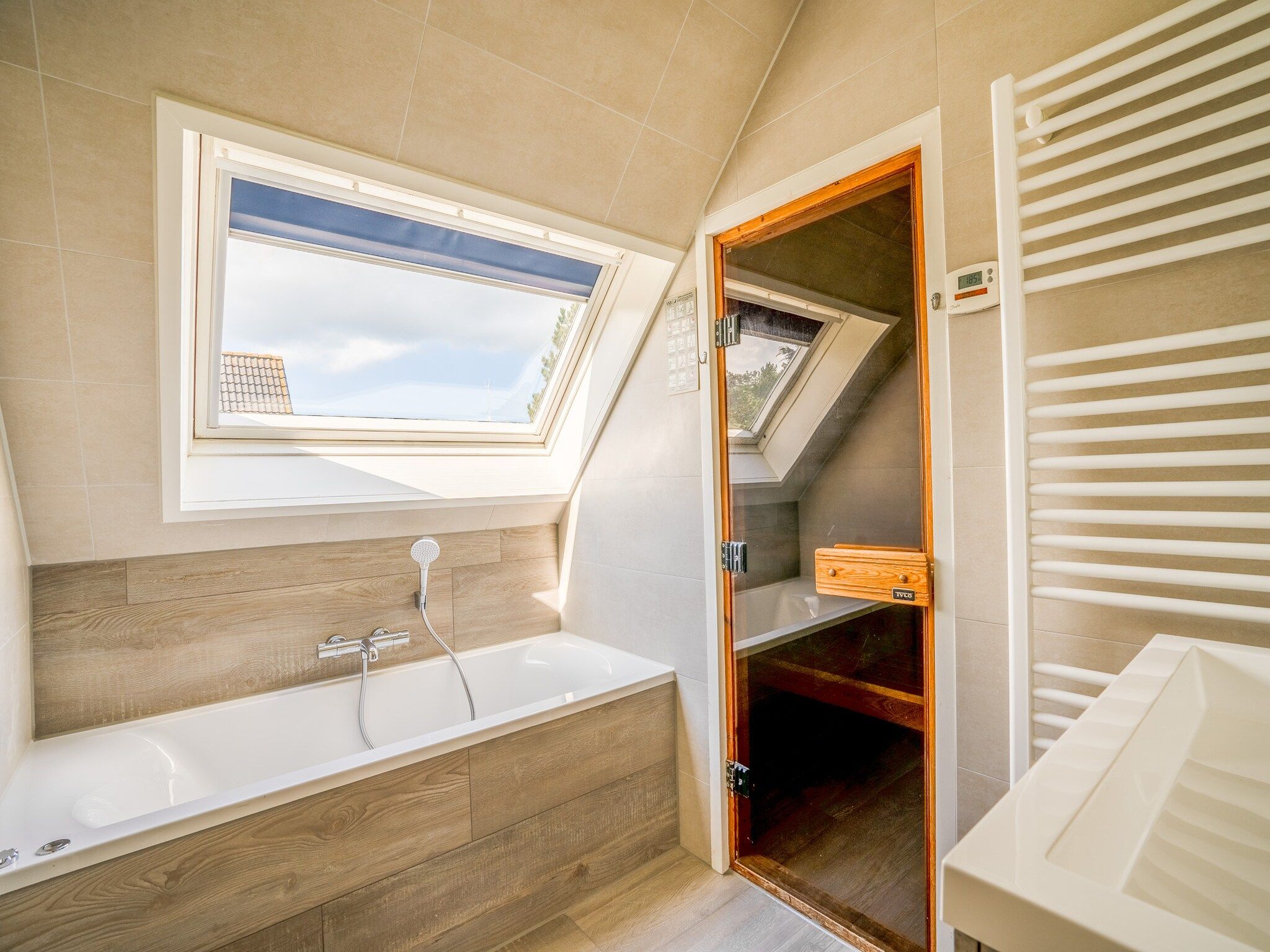 De badkamer van Kamperfoelie 91 in De Koog