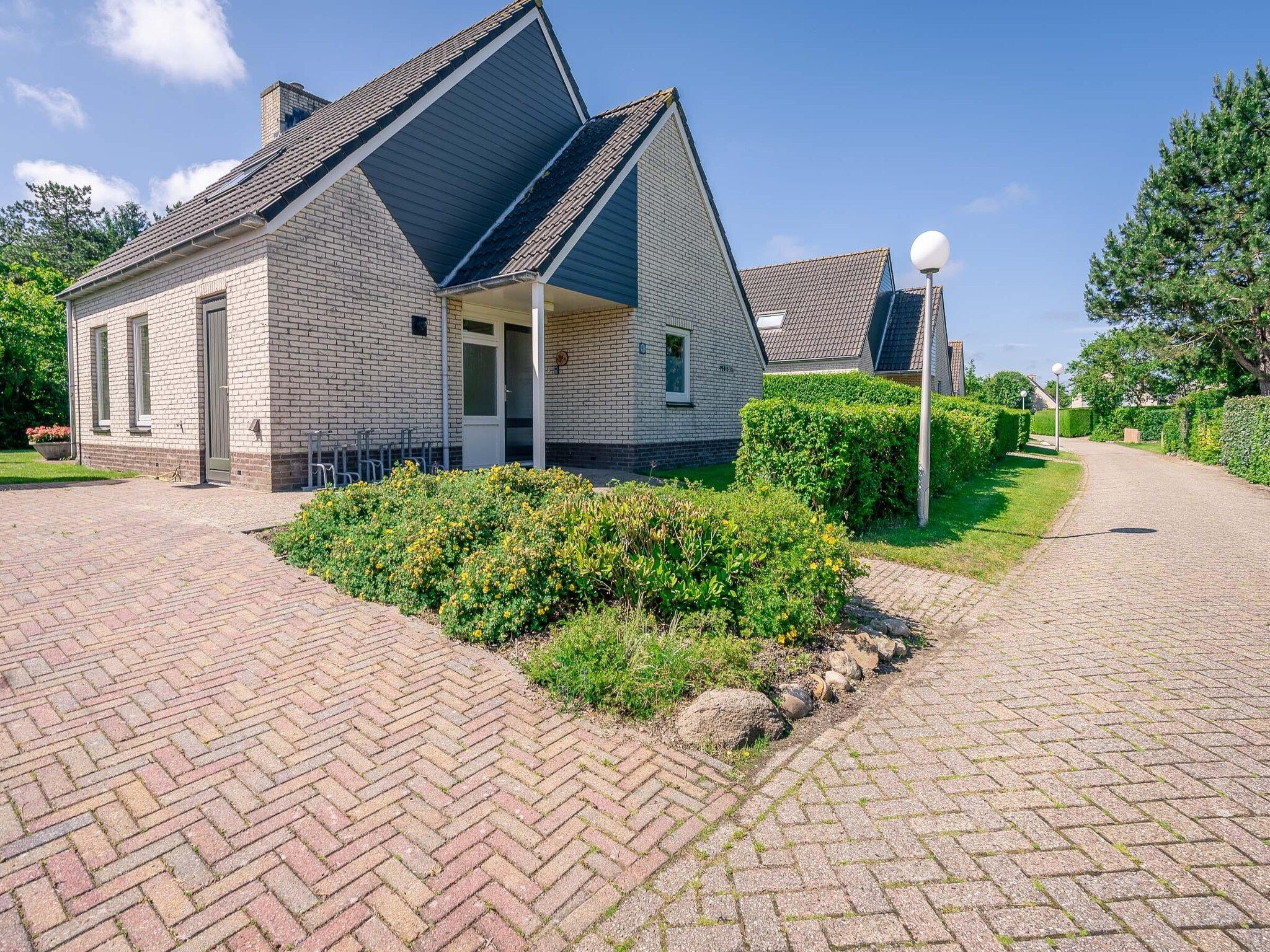 De buitenkant van Kamperfoelie 91 in De Koog