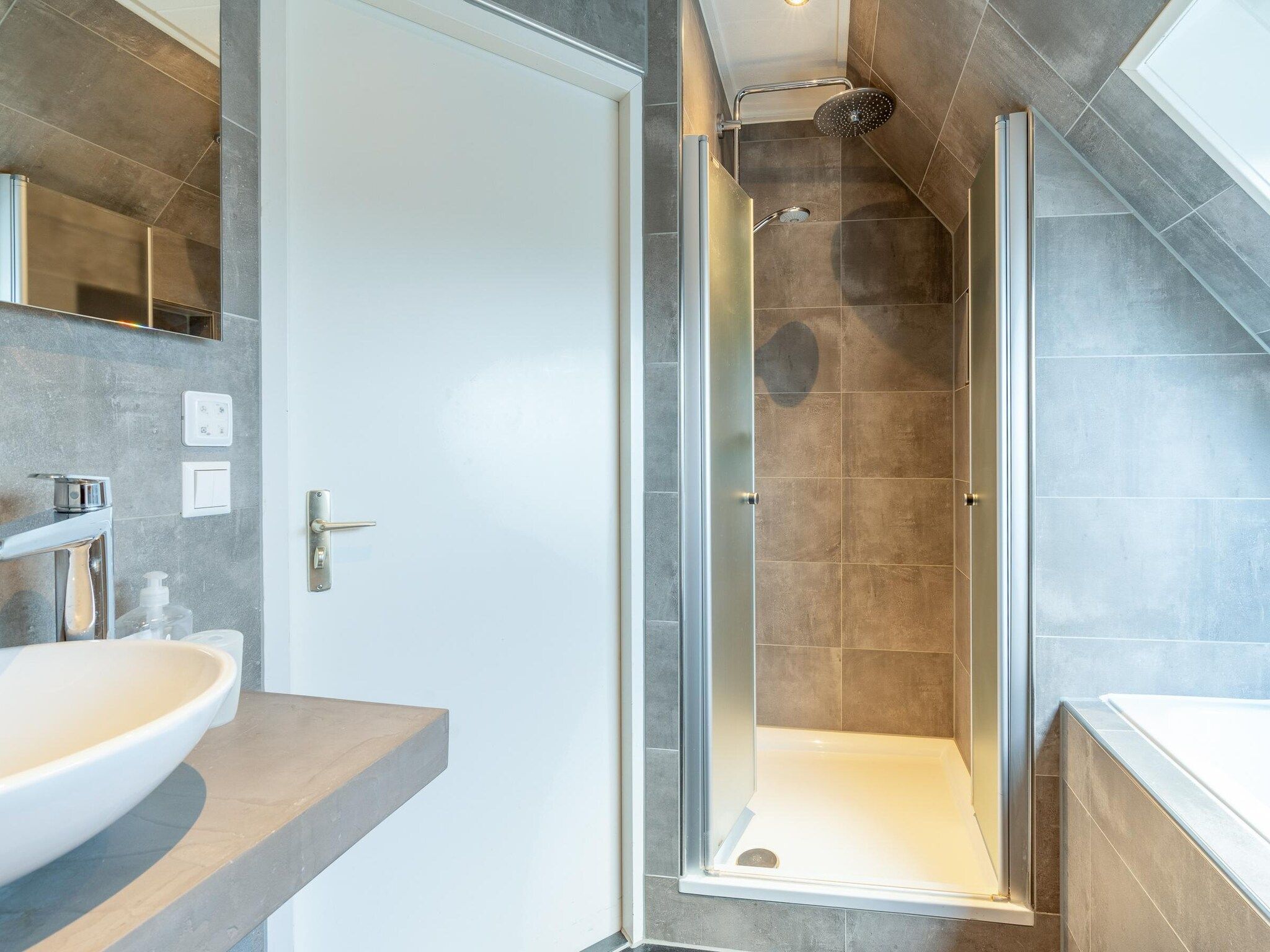 De badkamer van Kamperfoelie 93 in De Koog