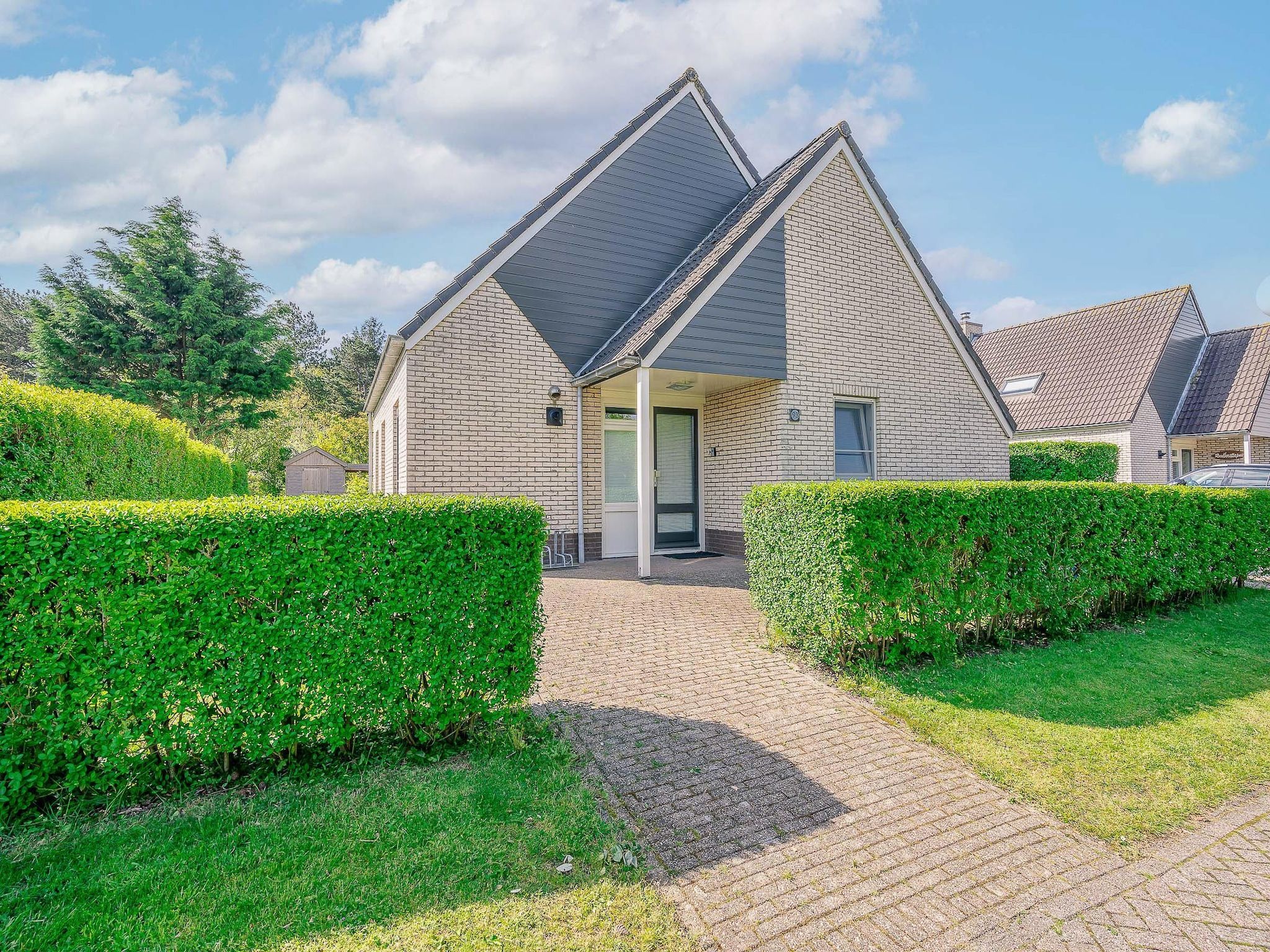 De buitenkant van Kamperfoelie 93 in De Koog