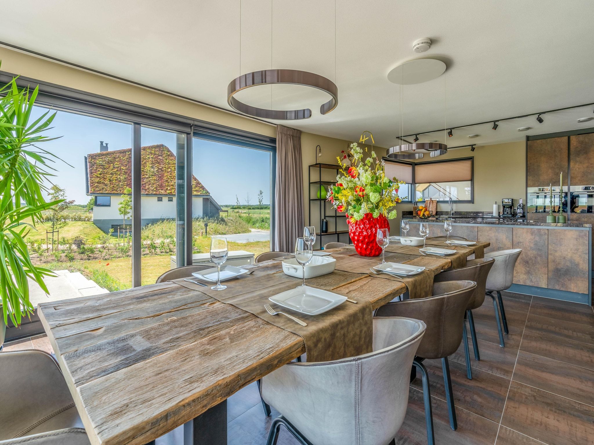 De eetkamer van Waalerburght 18 in De Waal