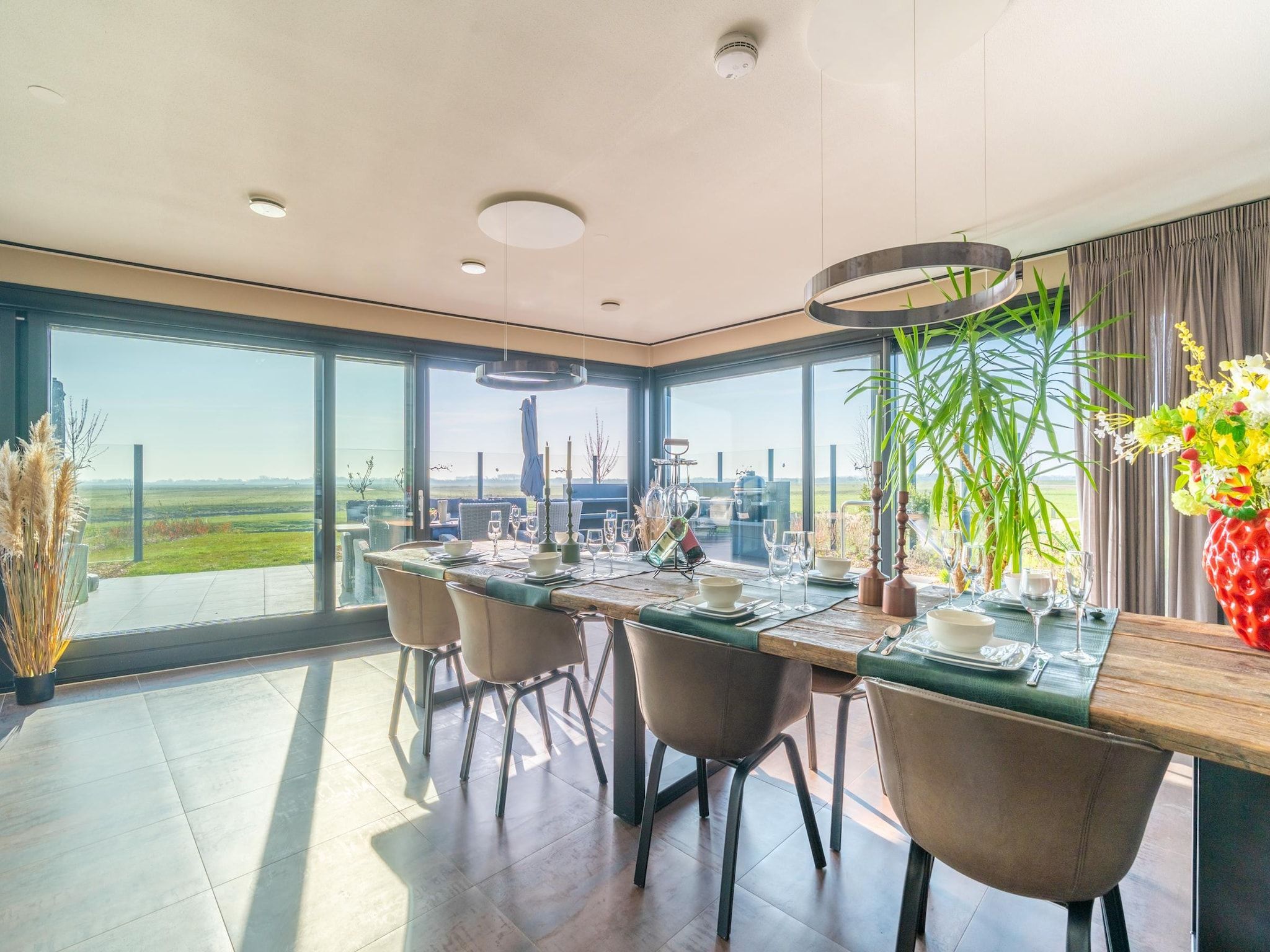 De eetkamer van Waalerburght 18 in De Waal