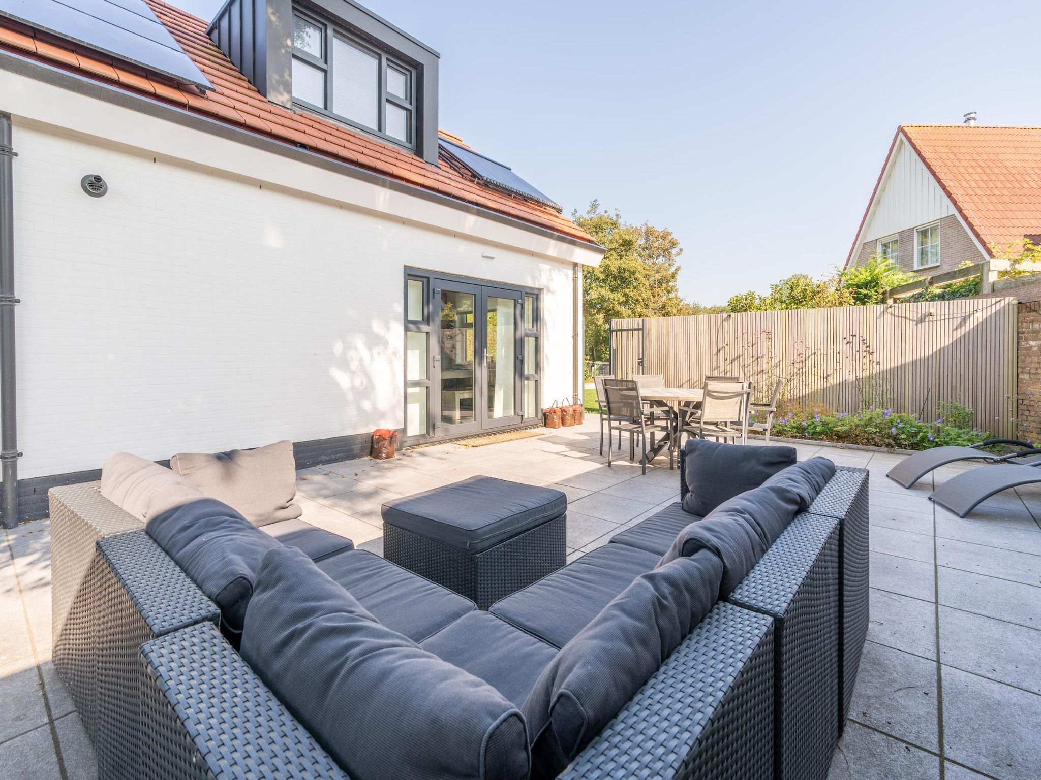 Het terras van Epelaan 34 in De Koog