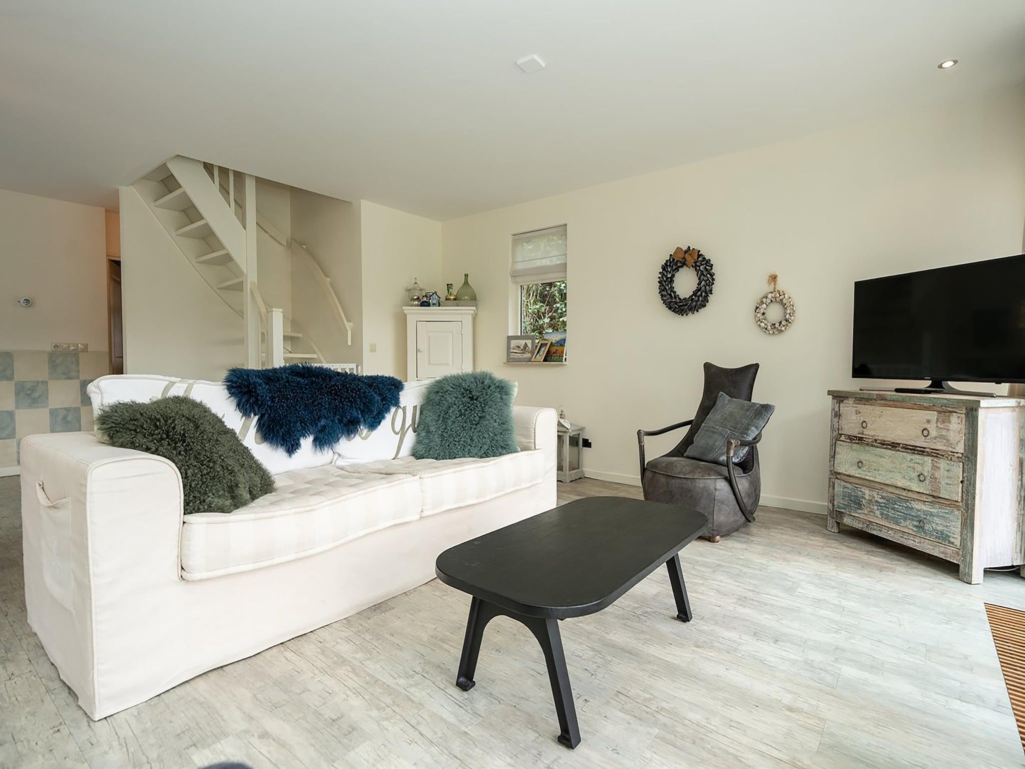 De woonkamer van Bosrandweg 496 in De Koog