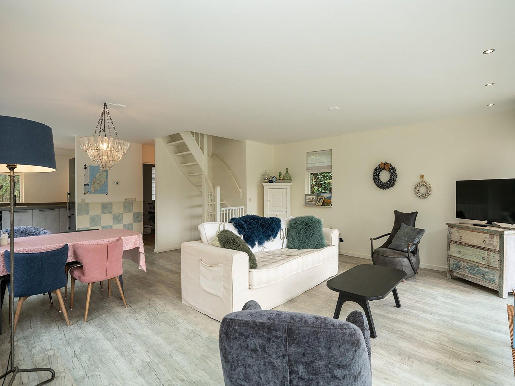De woonkamer van Bosrandweg 496 in De Koog